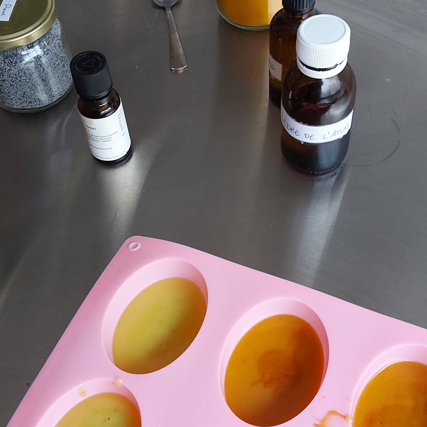Atelier savon pour enfants, animation pendant les vacances scolaires et les mercredis chez ILELI savonnerie à Igny en Essonne