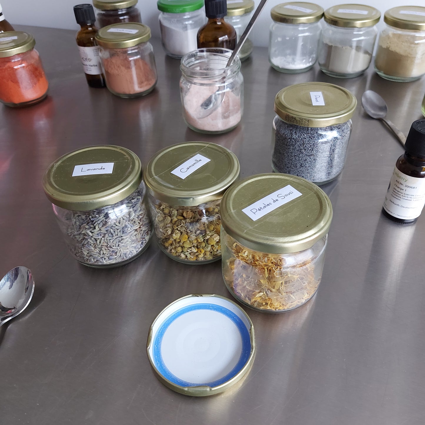 Des pétals de fleurs, des argiles, des graines : chaque participant fabrique son propre savon au choix