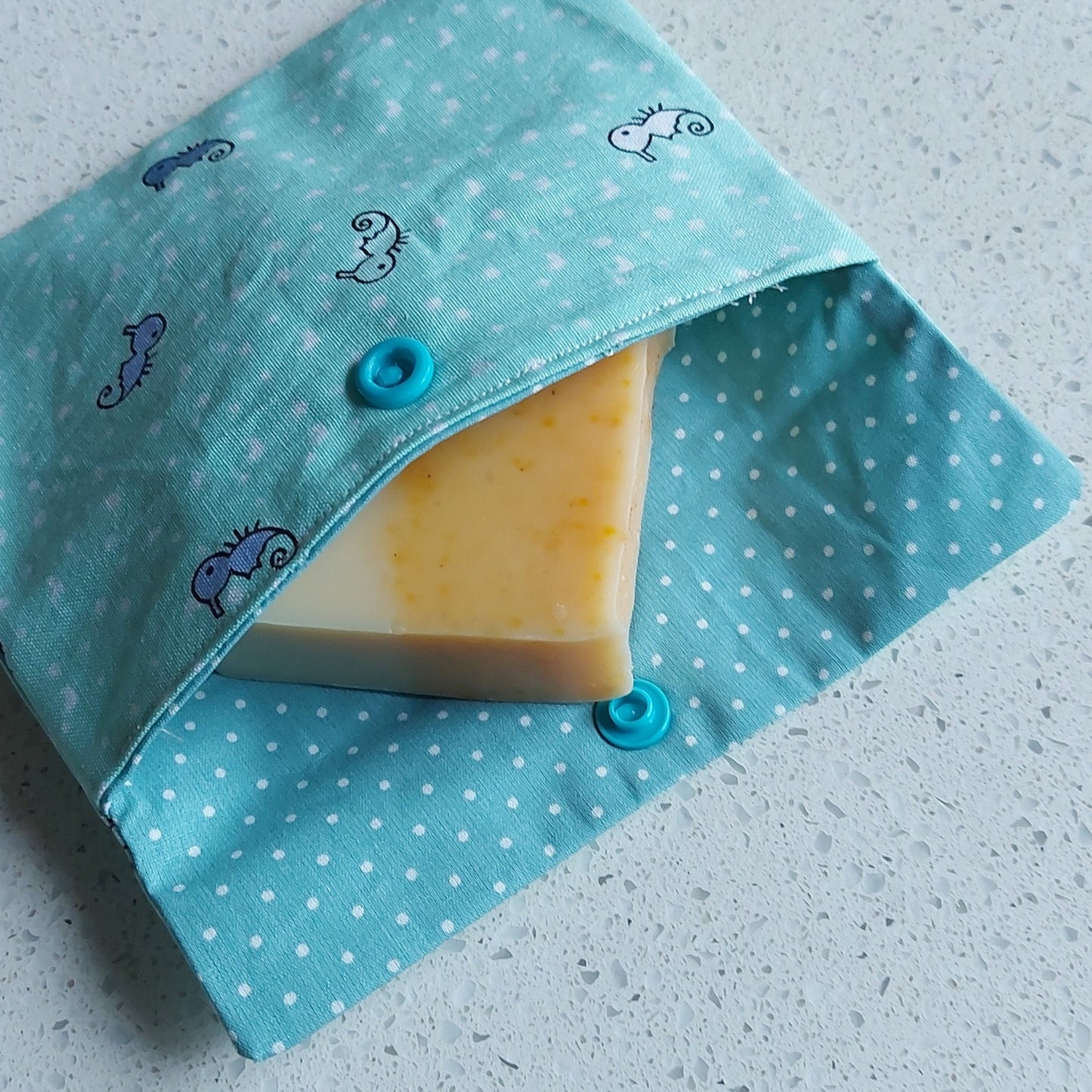 Pochette de voyage pour savon solide, motif hippocamp, bleu clair et pois blanches, ILELI savonnerie artisanale, 91