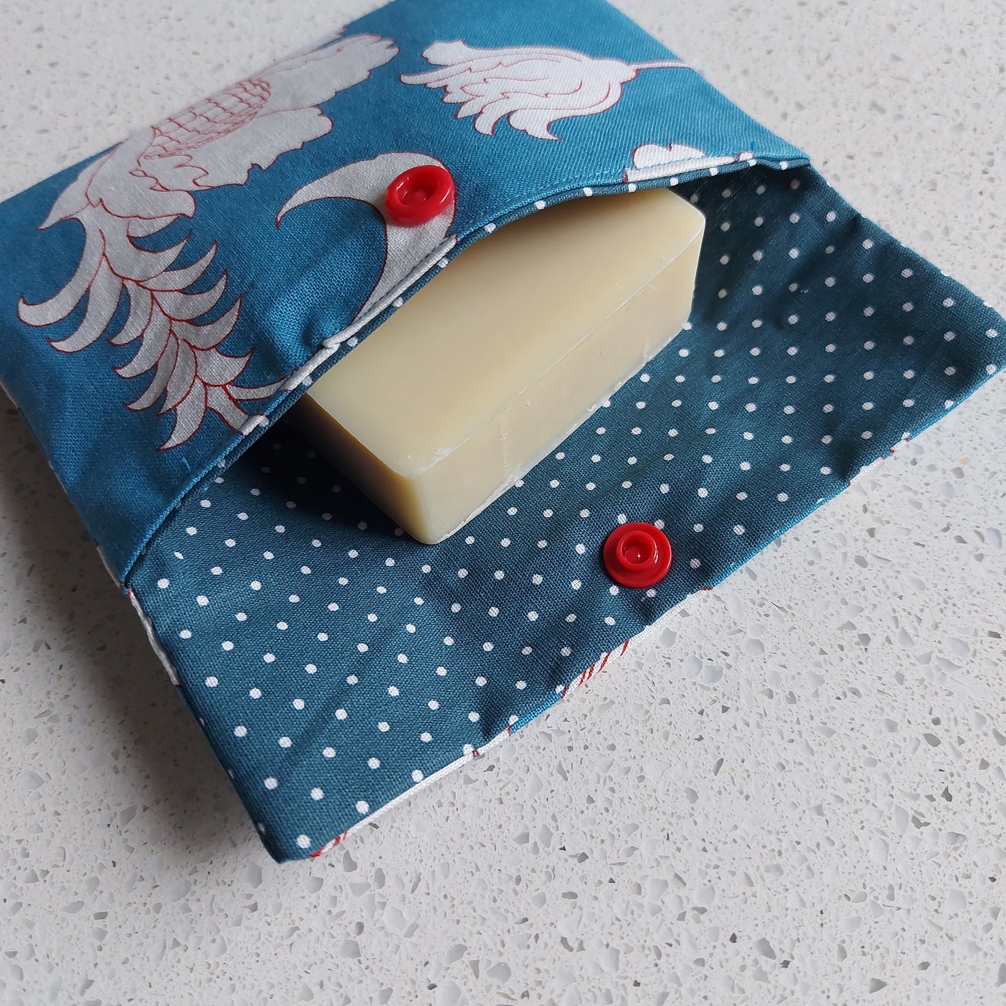Pochette à savon en coton de qualité, bleu avec illustration fleurs blanches et rouges, doublé en coton enduit, ILELI savonnerie, Essonne