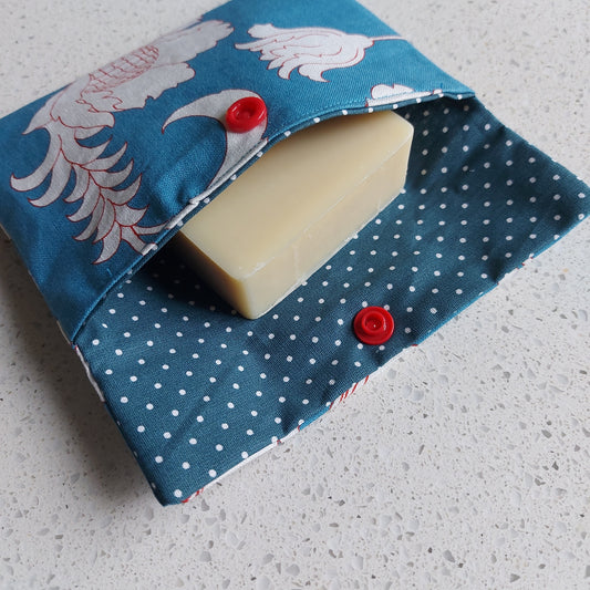 Pochette à savon en coton de qualité, bleu avec illustration fleurs blanches et rouges, doublé en coton enduit, ILELI savonnerie, Essonne