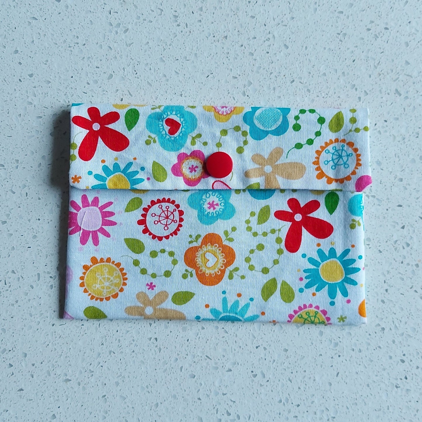 Pochette pour savon Model Smaland avec fleurs multicolor, coucu main, cotton enduit, ILELI savonnerie