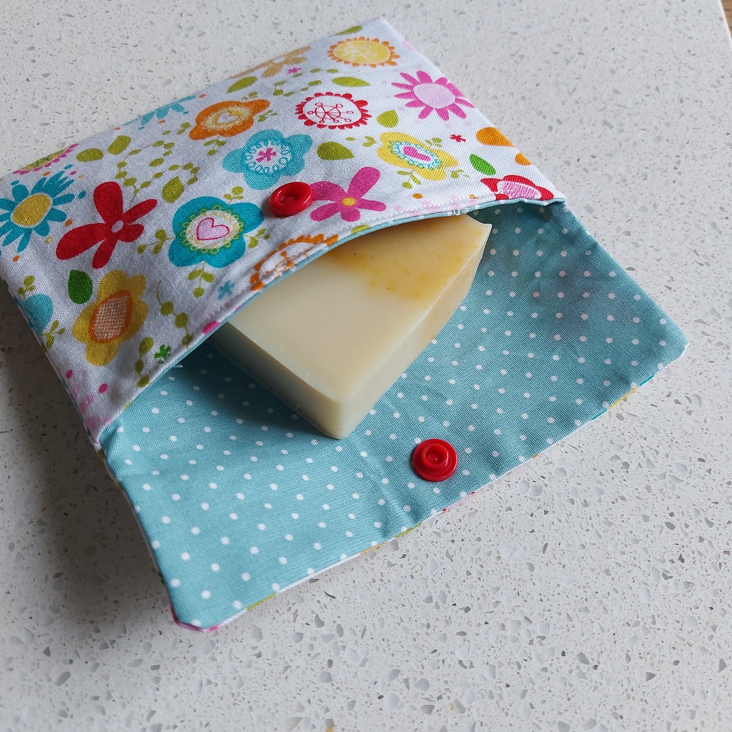 Pochette de voyage pour savon solide, Cotton enduit, Blanc et bleu avec fleurs et pois, ILELI savonnerie, Paris