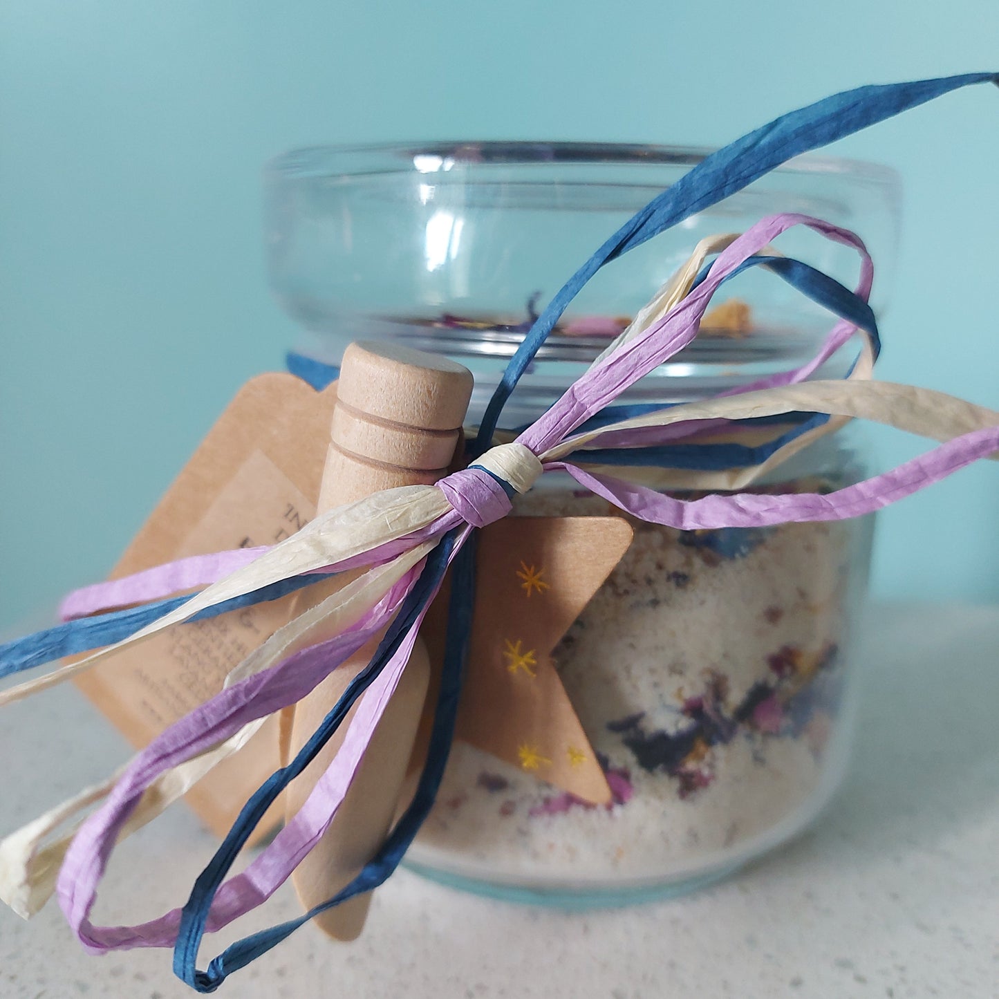 Bocal en verre avec infusion de bain, pelle en bois decoratif