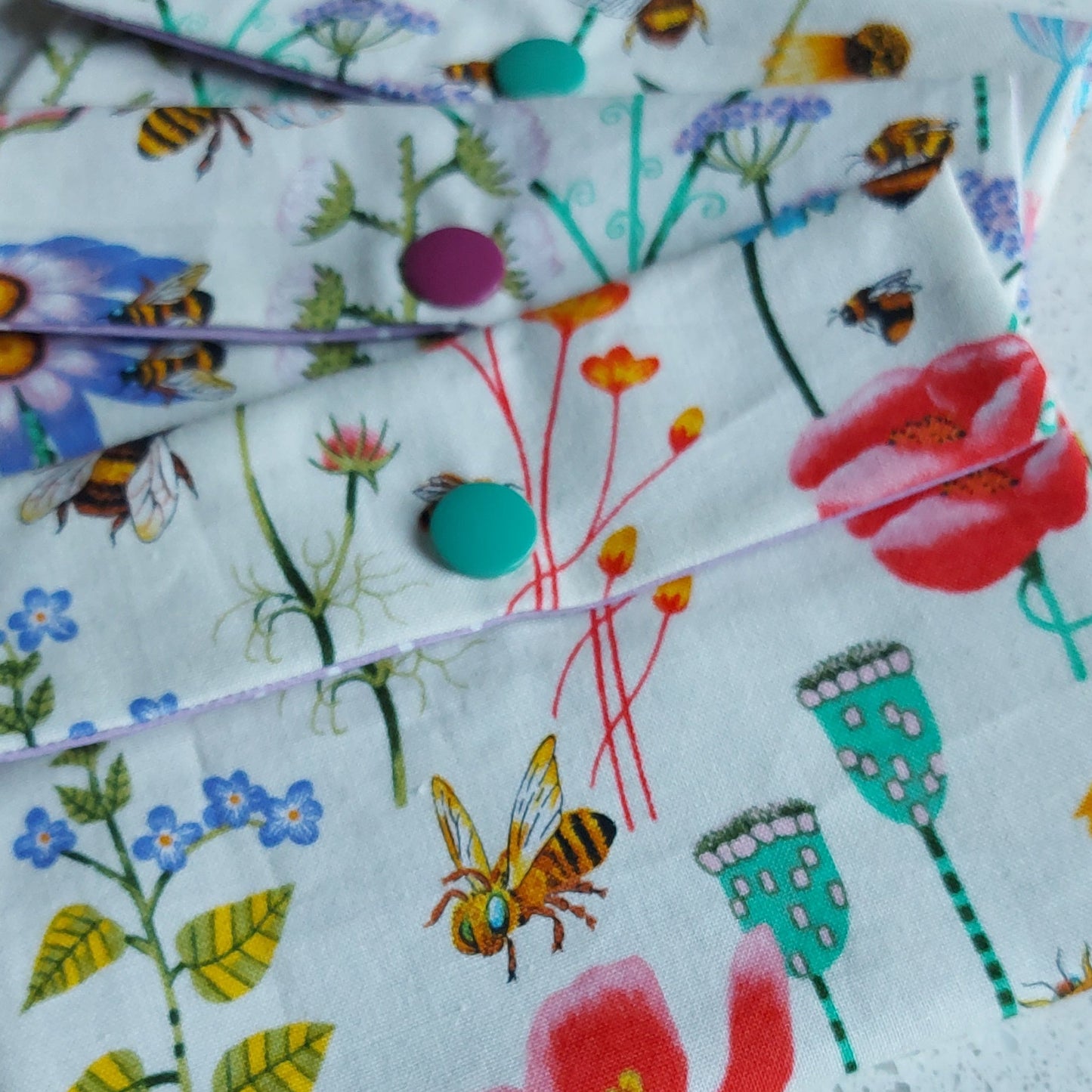 Pochette à savon pour voyage, coton doux, doublure coton enduit, motif Malmoe, champs de fleurs, illustration abeille, ILELI savonnerie artisanale, 91