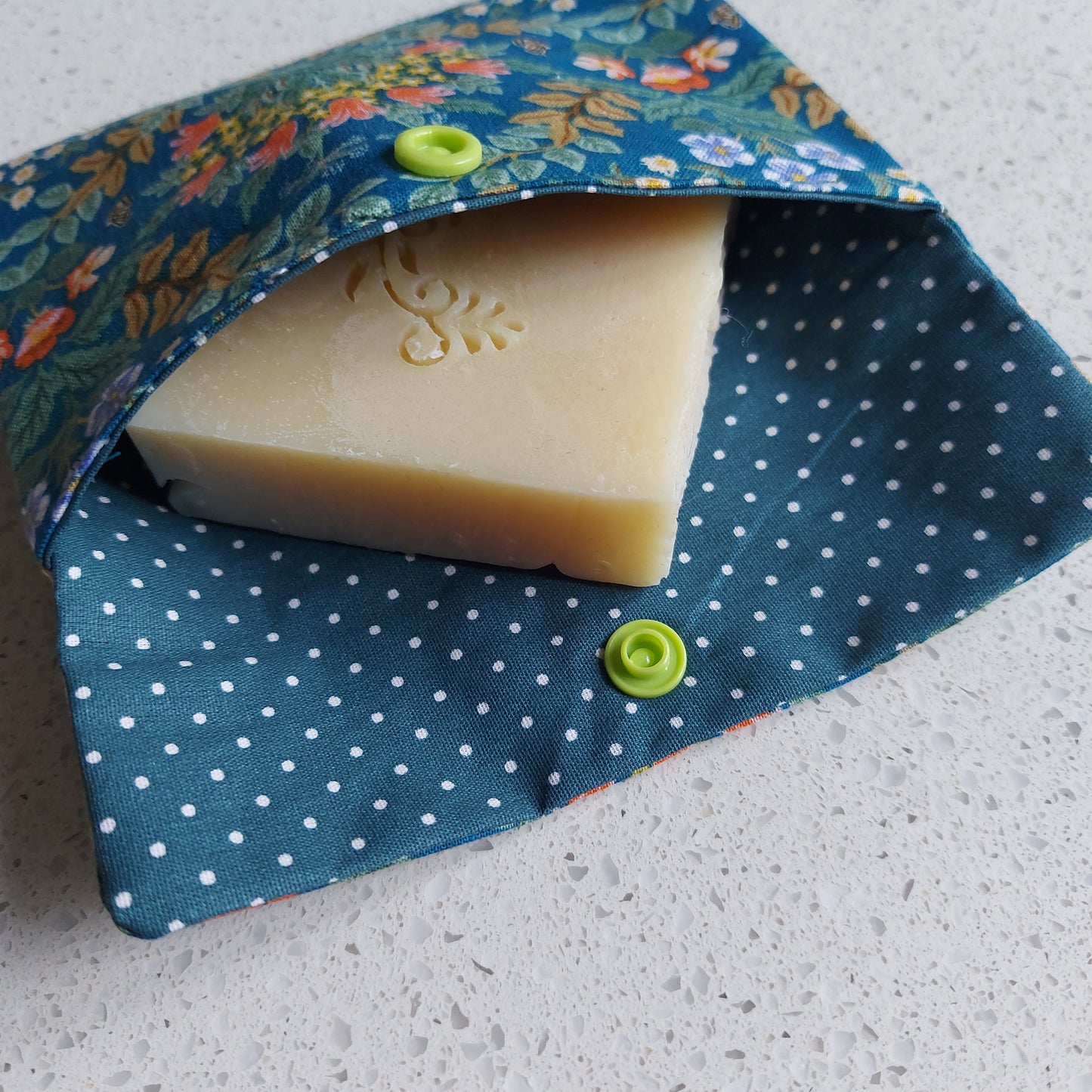 Pochette pour savon, model Vienne, fleurs, bleu et pois blanches, coton enduit, ILELI savonnerie artisanale 91