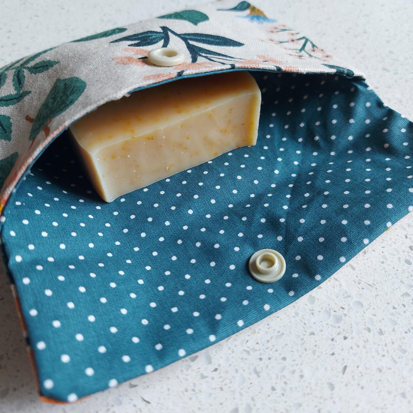 Pochette à savon en cotton ciré, extérieur coloris crème et lin avec fleurs d'antan, intérieur bleu foncé avec pois blanches, ILELI savonnerie , Paris