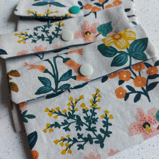 Pochette de voyage pour savon, cotton et lin bio, doublure en cotton ciré, motif fleurs d'antan, illustration coloris crème, ILELI savonnerie