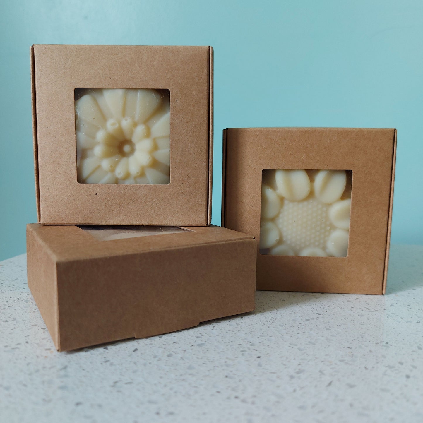 Savon Jasmin en forme de fleur, riche en glycerine naturel, hydratant, cadeau artisanal made in France, ILELI savonnerie