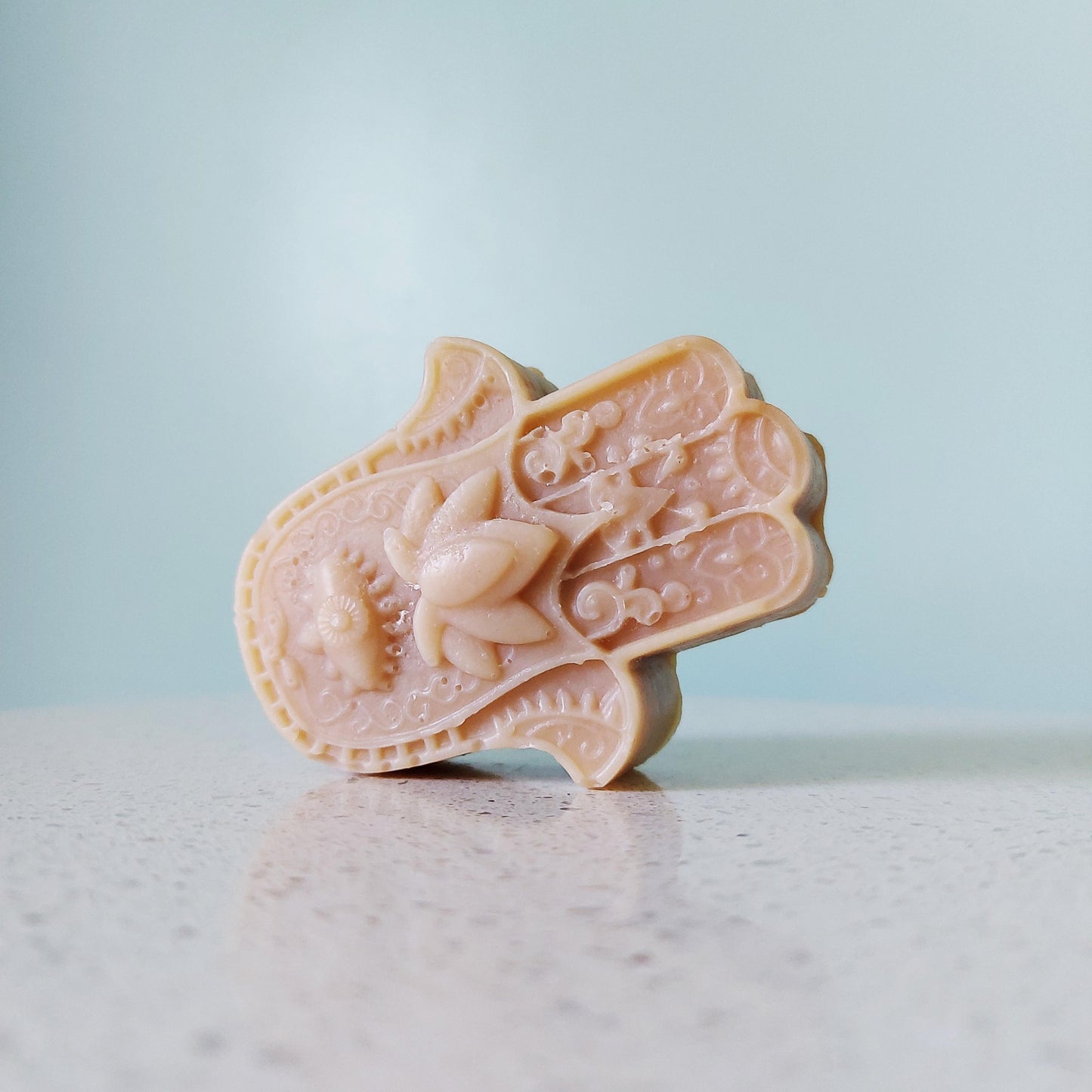 Savon Bois de Vanille, en forme de main decoré, style Henna