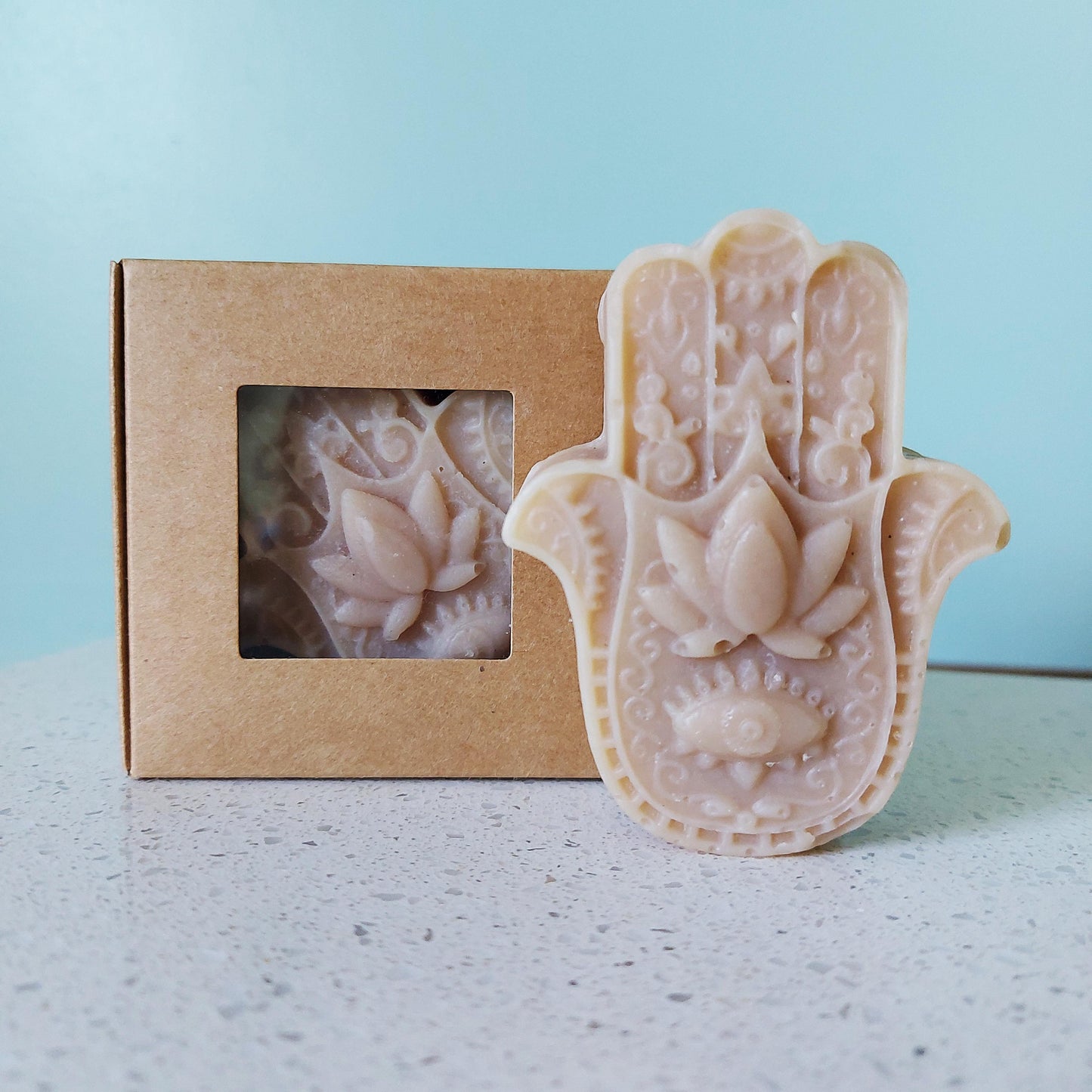 Savon en forme de main decoré, oriental