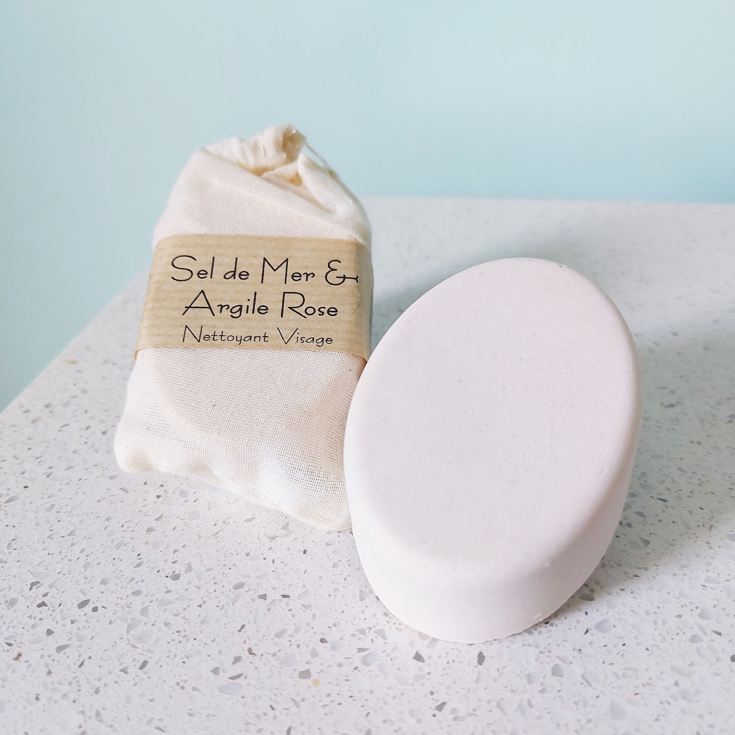 Savon exfoliant au sel de mer emballé dans un sac en mousselin avec banderole en papier kraft, ILELI savons