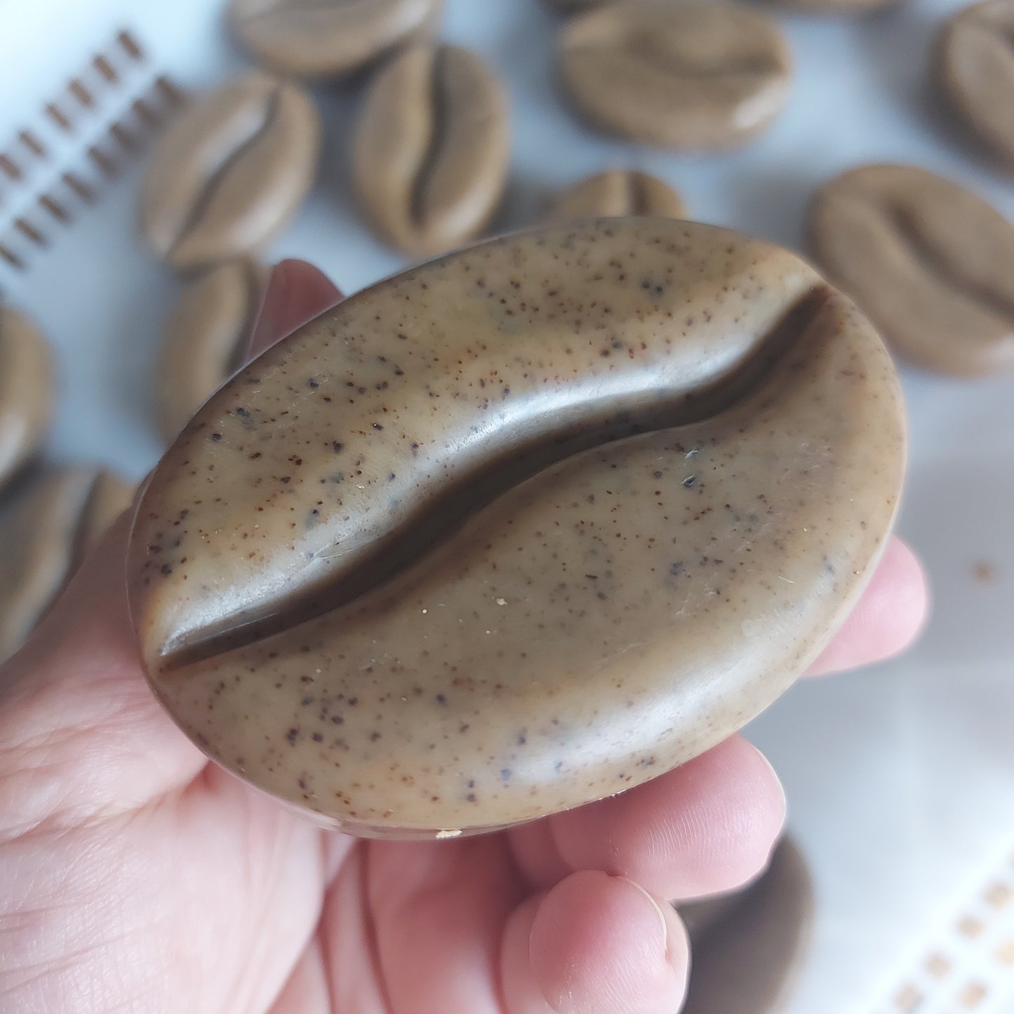 Savon Graines de Cafe, savon pour bricoleur, machinists et jardinier, amateurs de café et baristas. Savon trompe l'oeil en forme de feve de café, ILELI savons Orsay