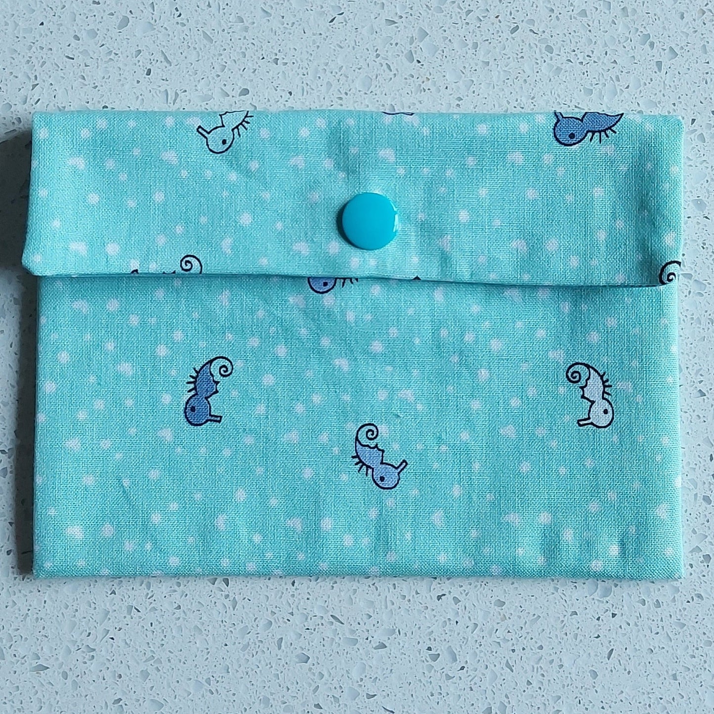 Pochette à savon model 'Zeeland' avec hippocamp, en coton, doublure coton enduit, ILELI savonnerie Igny