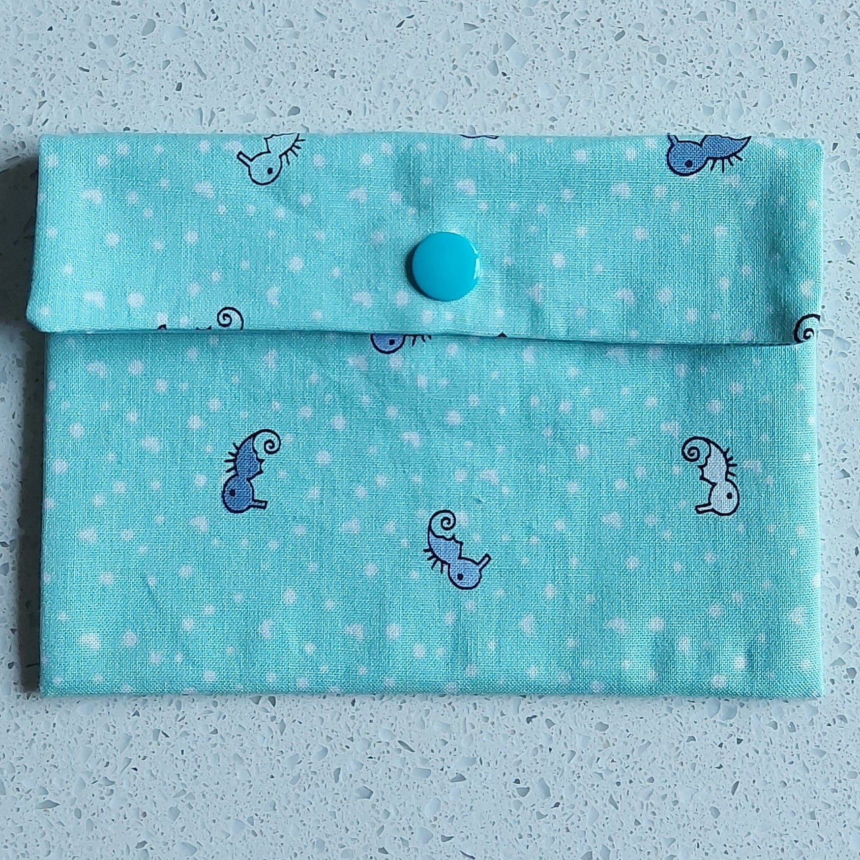 Pochette à savon model 'Zeeland' avec hippocamp, en coton, doublure coton enduit, ILELI savonnerie Igny