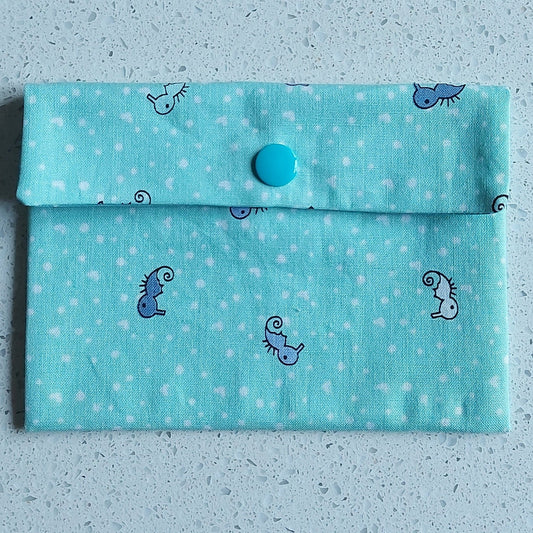 Pochette à savon model 'Zeeland' avec hippocamp, en coton, doublure coton enduit, ILELI savonnerie Igny