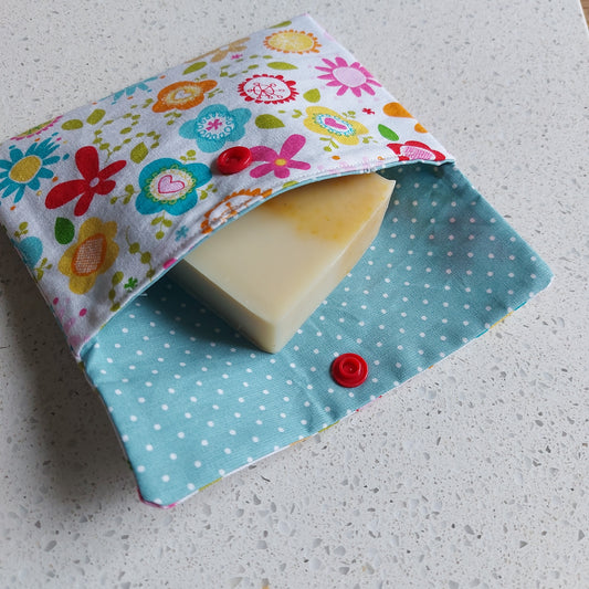 Pochette de voyage pour savon solide, Cotton enduit, Blanc et bleu avec fleurs et pois, ILELI savonnerie, Paris