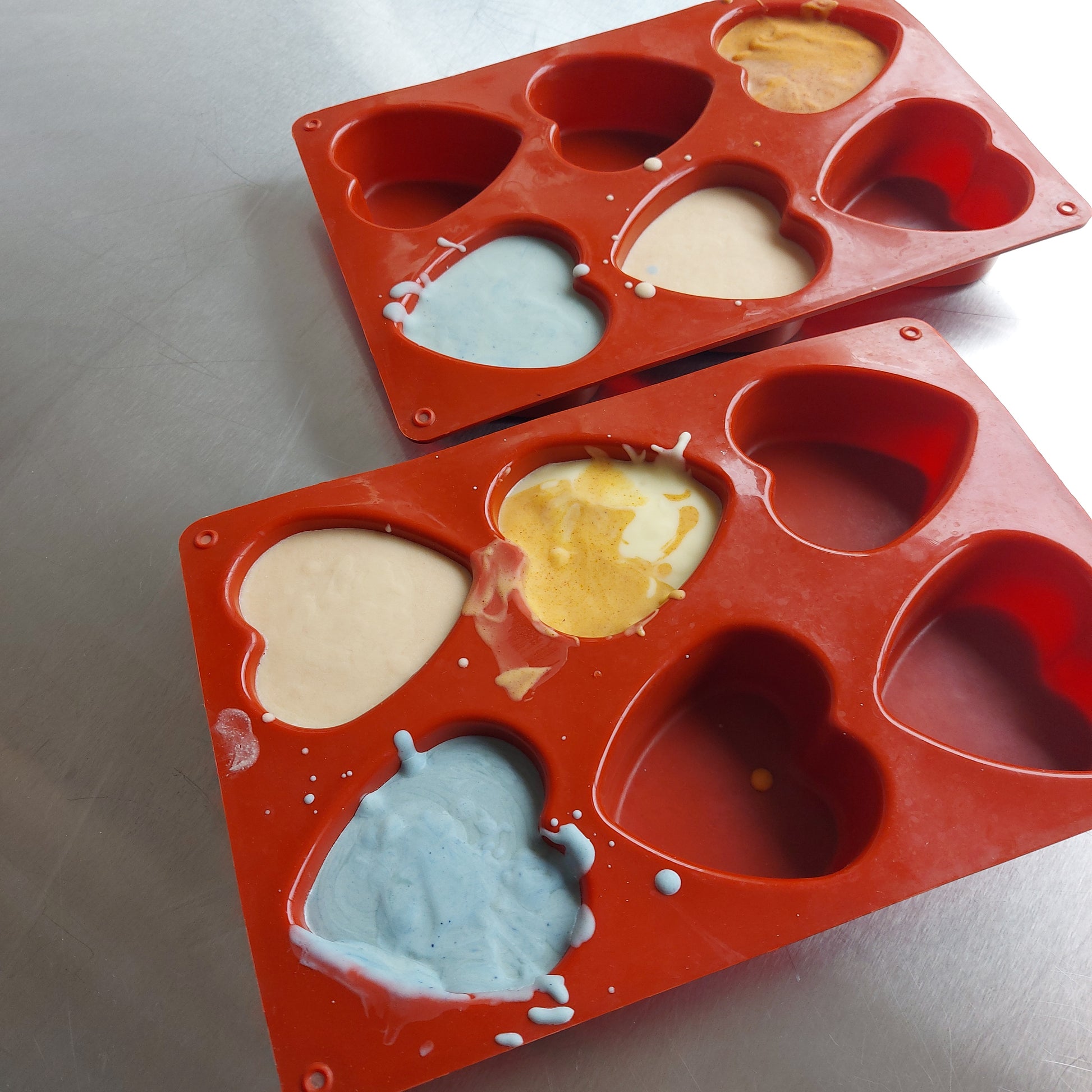 Chaque participant à l'atelier savon choisis son propre moule, ici des coeurs de savon pour la Saint Valentine