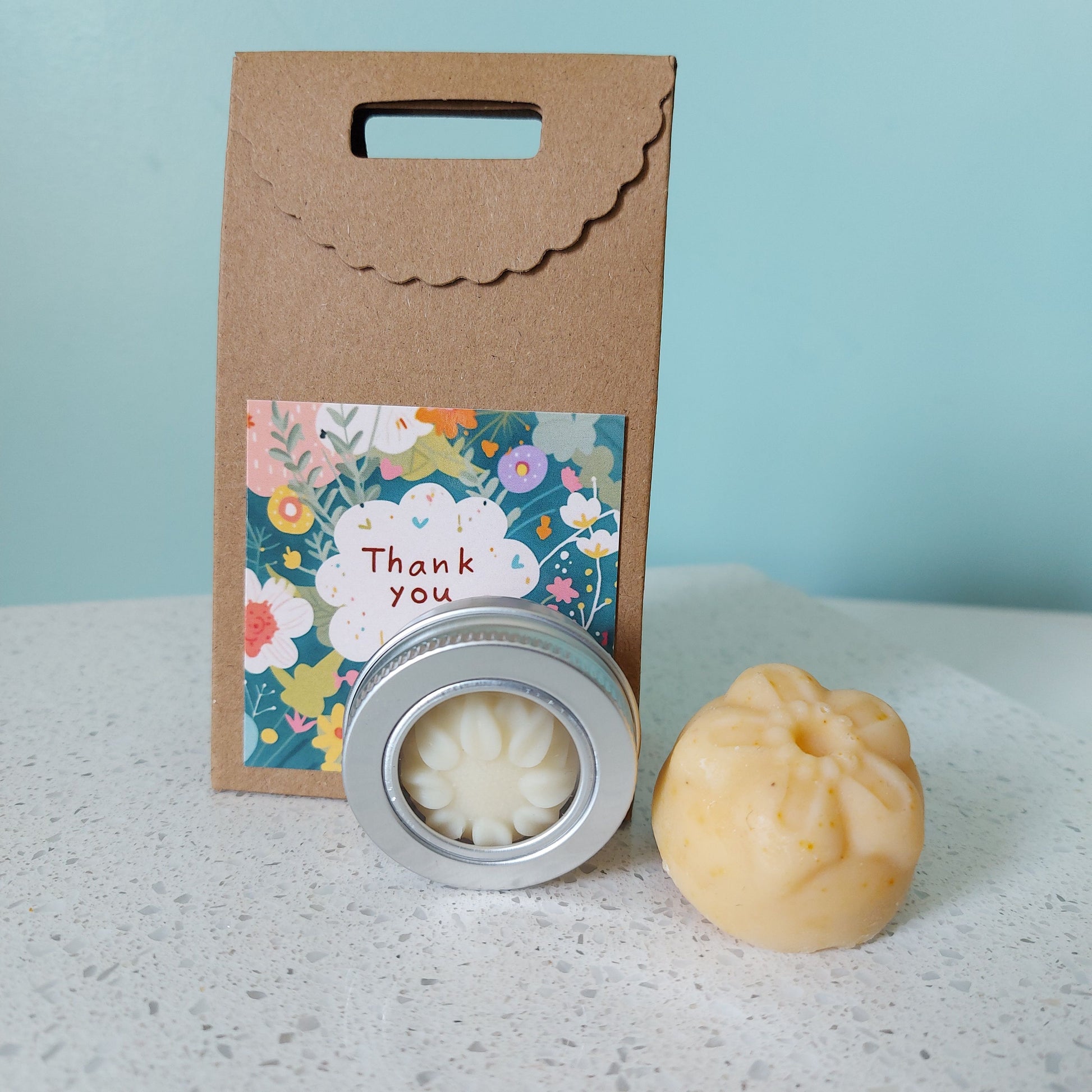 Coffret cadeau pour offrir à prix abordable, cadeau maîtresse, fête des mères, cadeau artisanal made in France, ILELI savonnerie