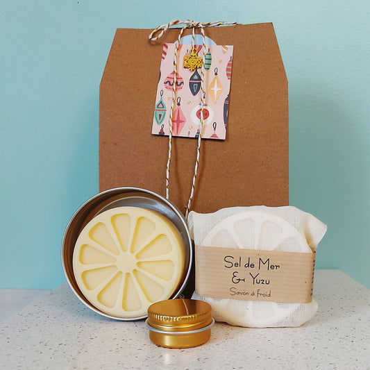 Coffret soins naturels au sel de mer et agrumes, emballé dans un pochette papier kraft Noël, prêt à offrir. Savon et lotion solide en forme d'agrume, baume à lèvres citron vert
