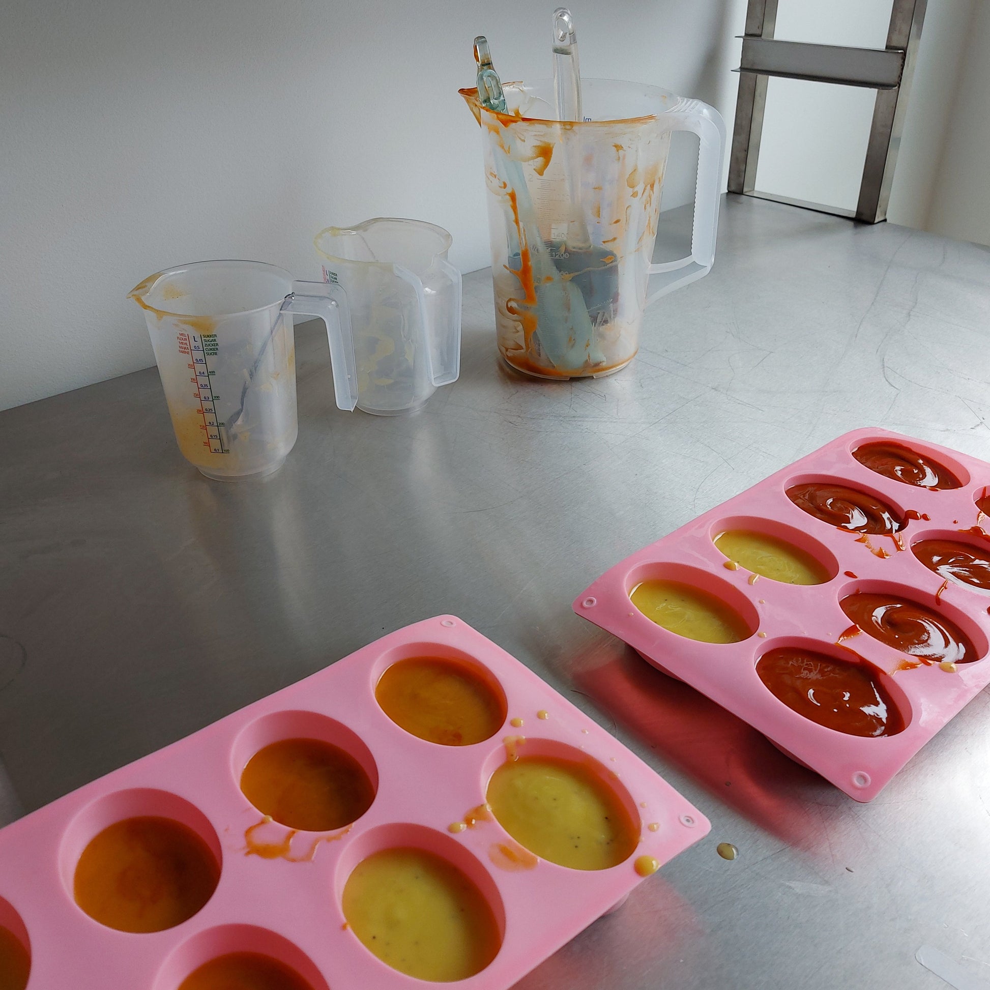 Savons au colorants naturels, produits dans l'atelier saponification chez ILELI savonnerie artisanale