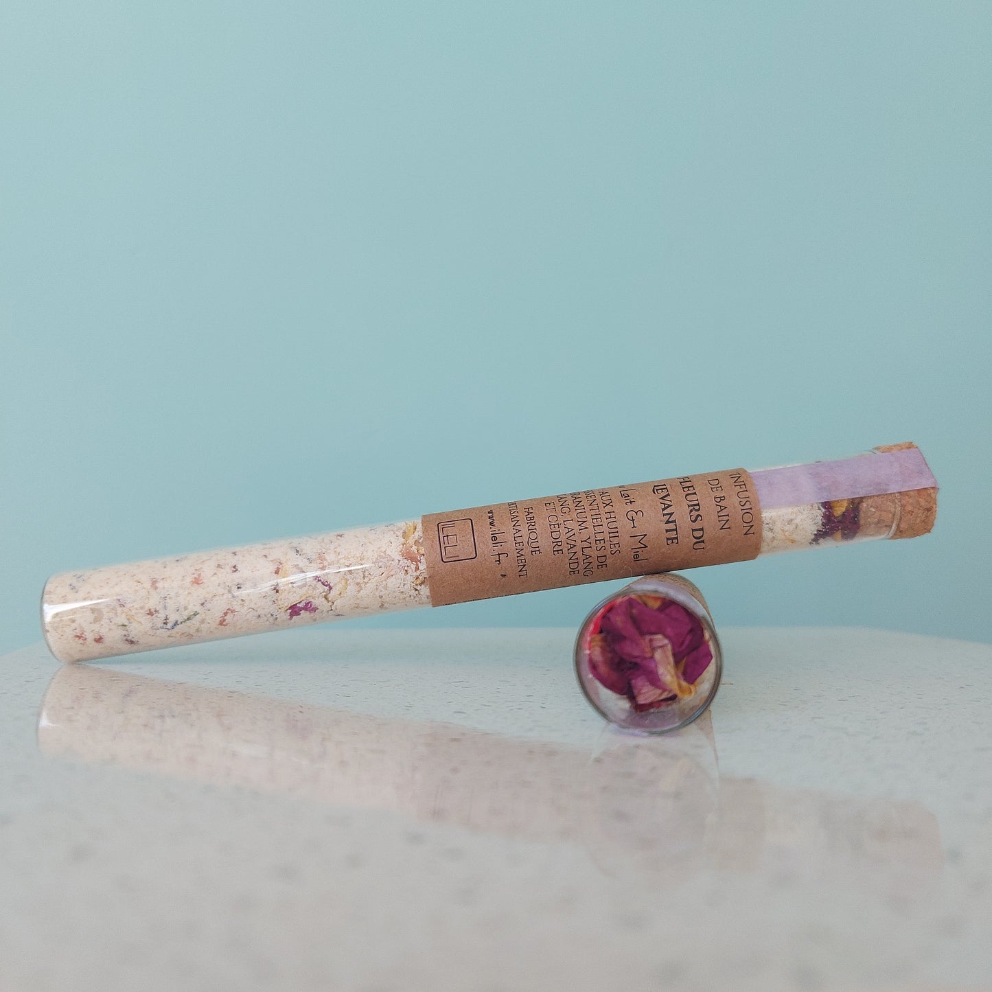 Infusion de Bain Fleur du Levant au Lait et au miel dans une éprouvette en verre avec bouchon en liège, avec fleurs sechés