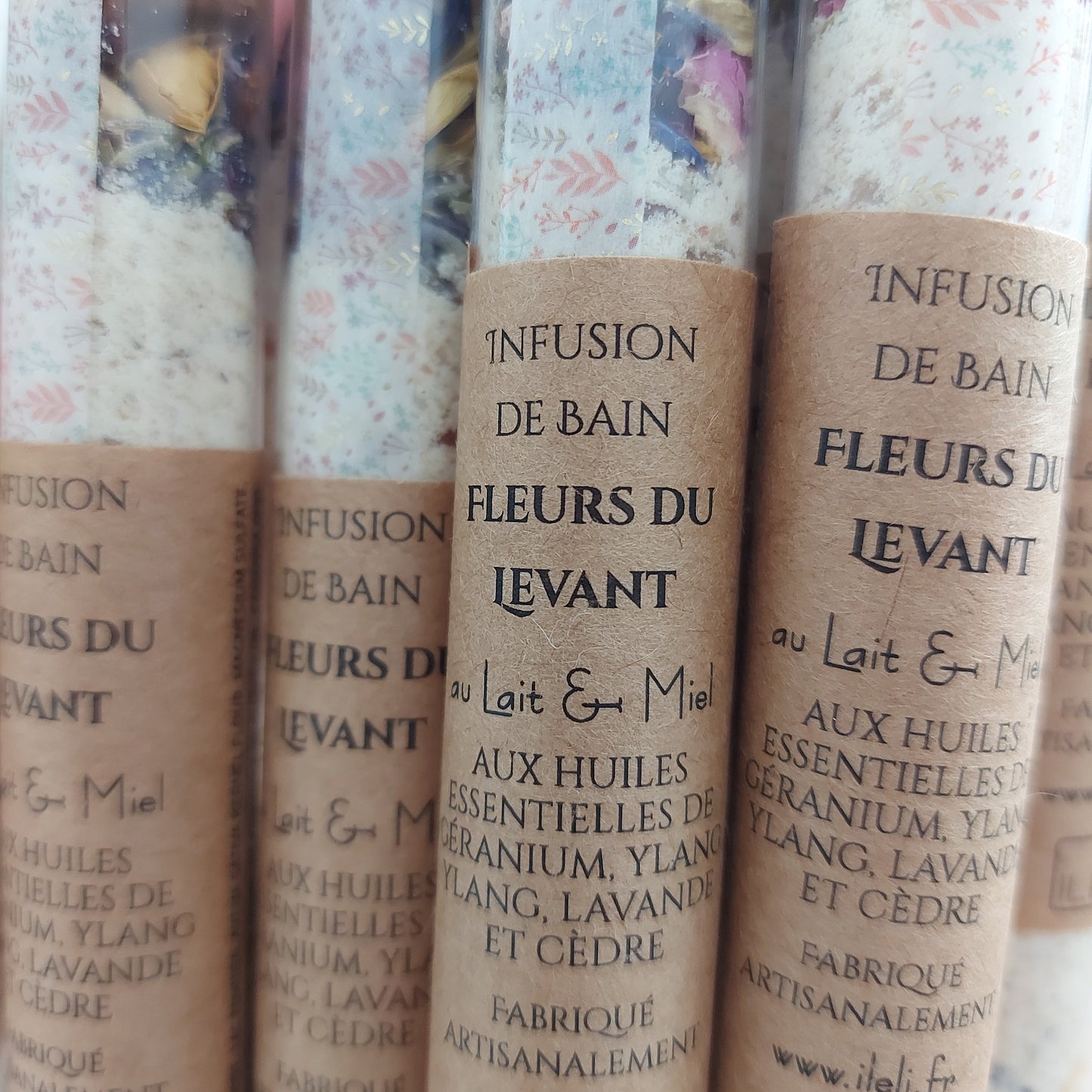 Epreuvette en verre avec infusion de bain Fleurs de geranium, ylang ylang et Lavande