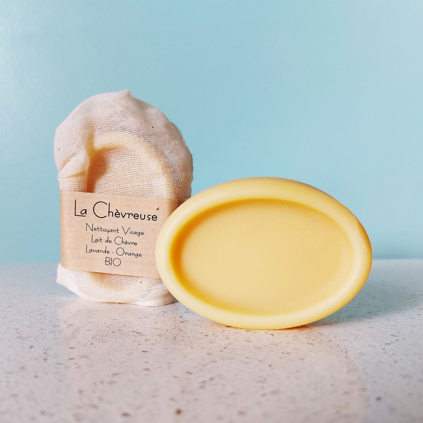 Savon oval au lait de chèvre emballé dans un sac en mousselin avec banderole en papier kraft, ILELI savons