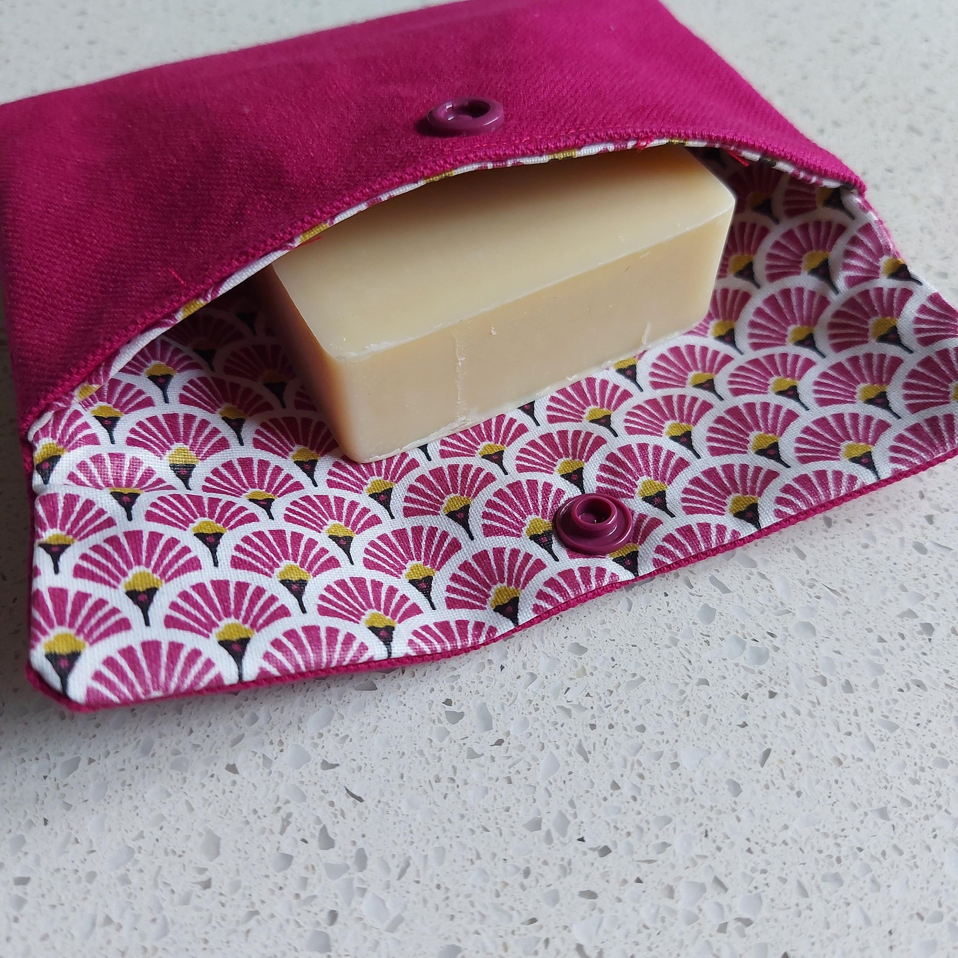 Pochette à savon pour voyage, transport. En cotton enduit, rose fushia, doublure en cotton enduit motif rose et doré, ILELI savonnerie, Essonne