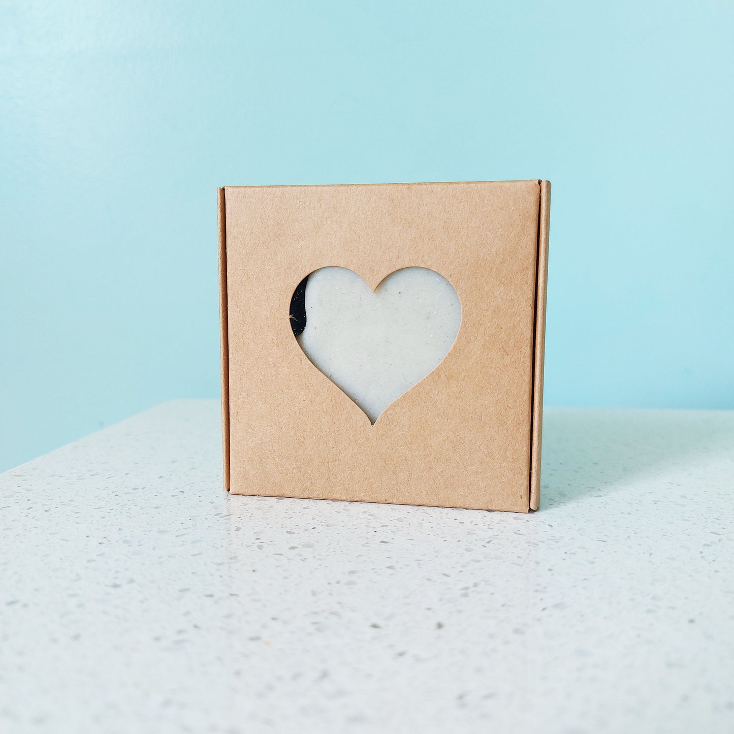 Savon pour pieds emballé dans une boîte en papier kraft avec fenêtre en forme de coeur, ILELI
