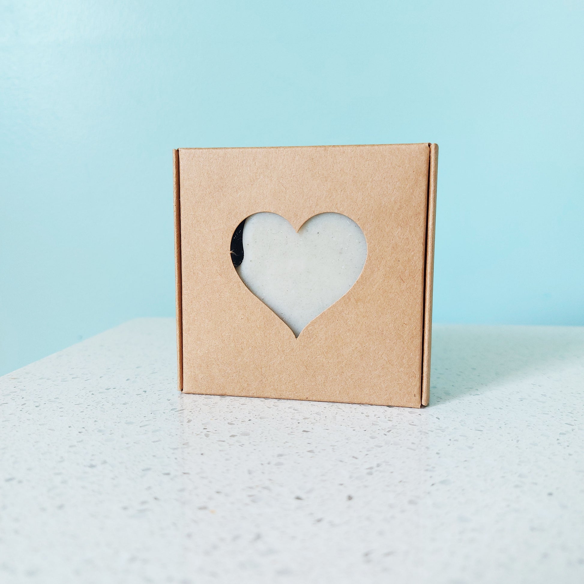 Savon pour pieds emballé dans une boîte en papier kraft avec fenêtre en forme de coeur, ILELI