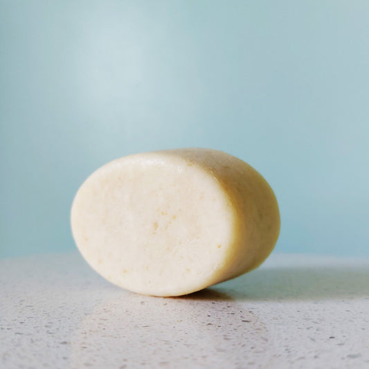 Savon au lait d'avoine forme oval, posé sur un plan blanc, ILELI savonnerie artisanale