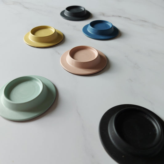6 différent SOAPIS sur un mur en marbre, porte savon magnetique, porte savon allemand, porte savon coloré, porte savon minimalist, porte savon originel, SOAPI en France, produit en plastique récyclé, ILELI savons, Orsay