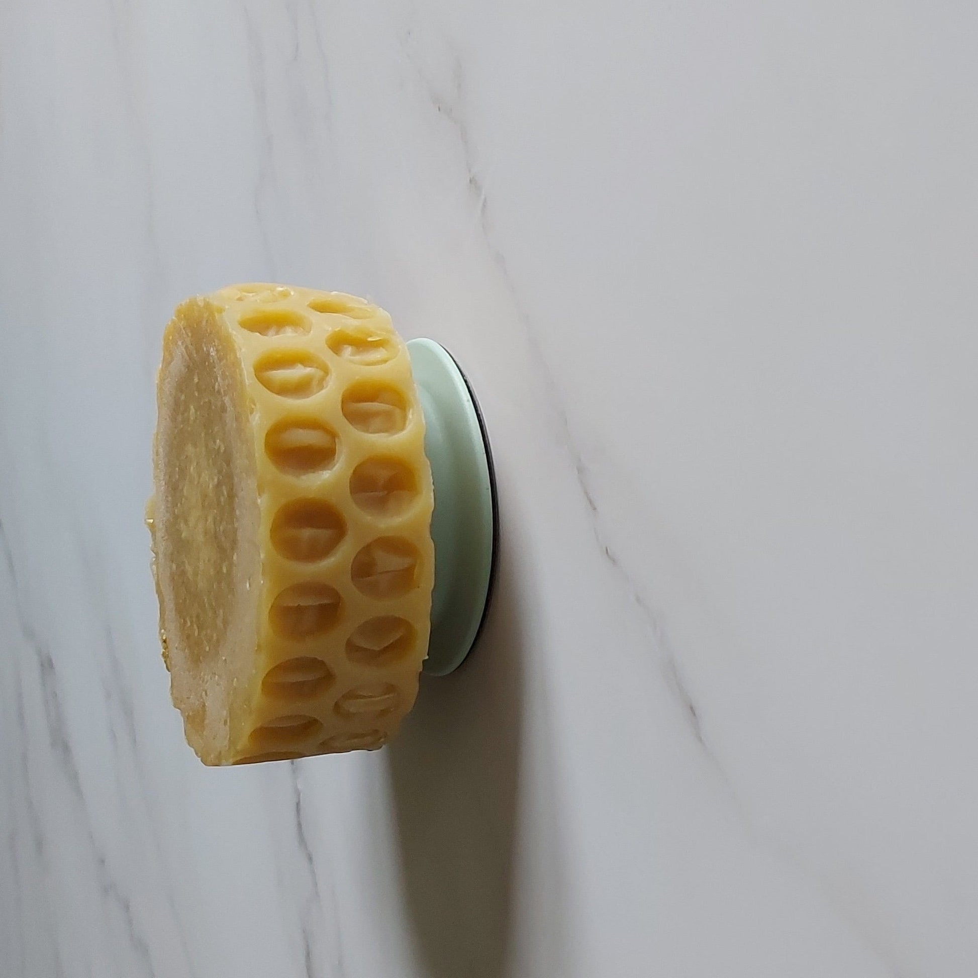 SOAPI en coloris menthe sur un mur en marbre avec un savon lait & miel