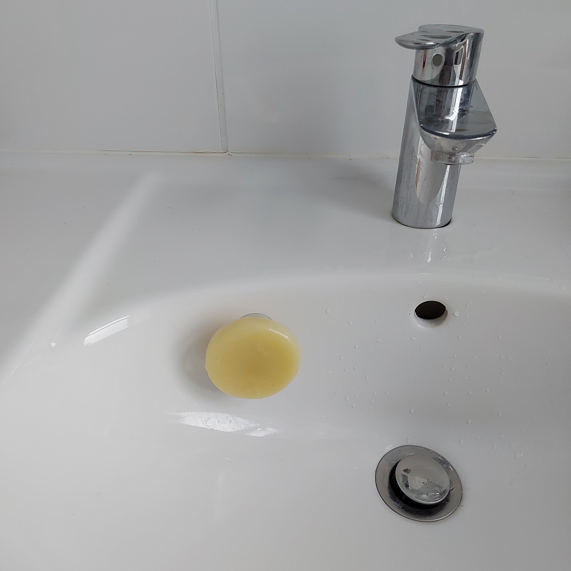 Porte savon mural aimanté avec ventouse, sans perçage pour douche, evier, salle de bain. ILELI savons