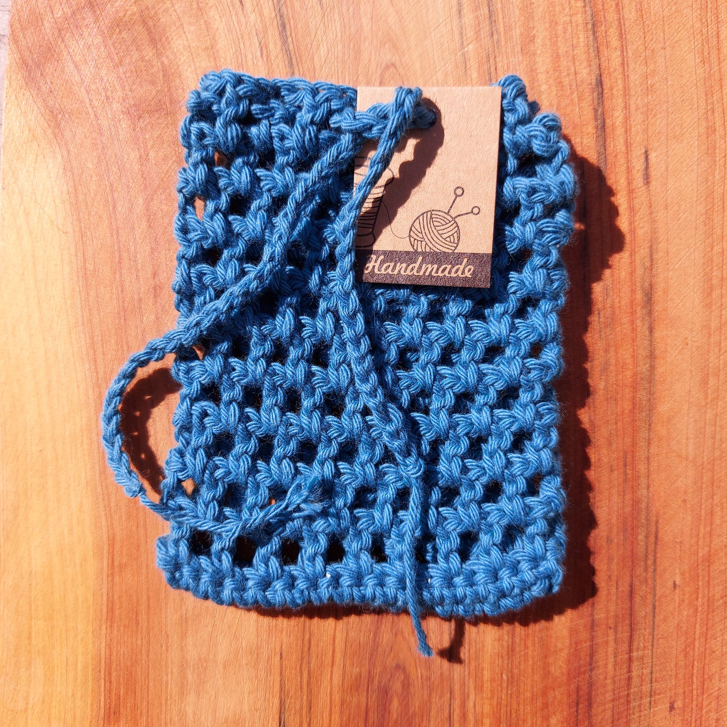 Pochette à savon solide ou shampoing solide, fait mousser le savon, faite à la main, au crochet. Conserve le savon au sec, idéal pour les restes de savon. Coton bio, style grand-mère, sans plastique, fabriqué en France, coloris bleu, salle de bain zero dechet, sac à savon en maille, soap saver bag, soap pouch,