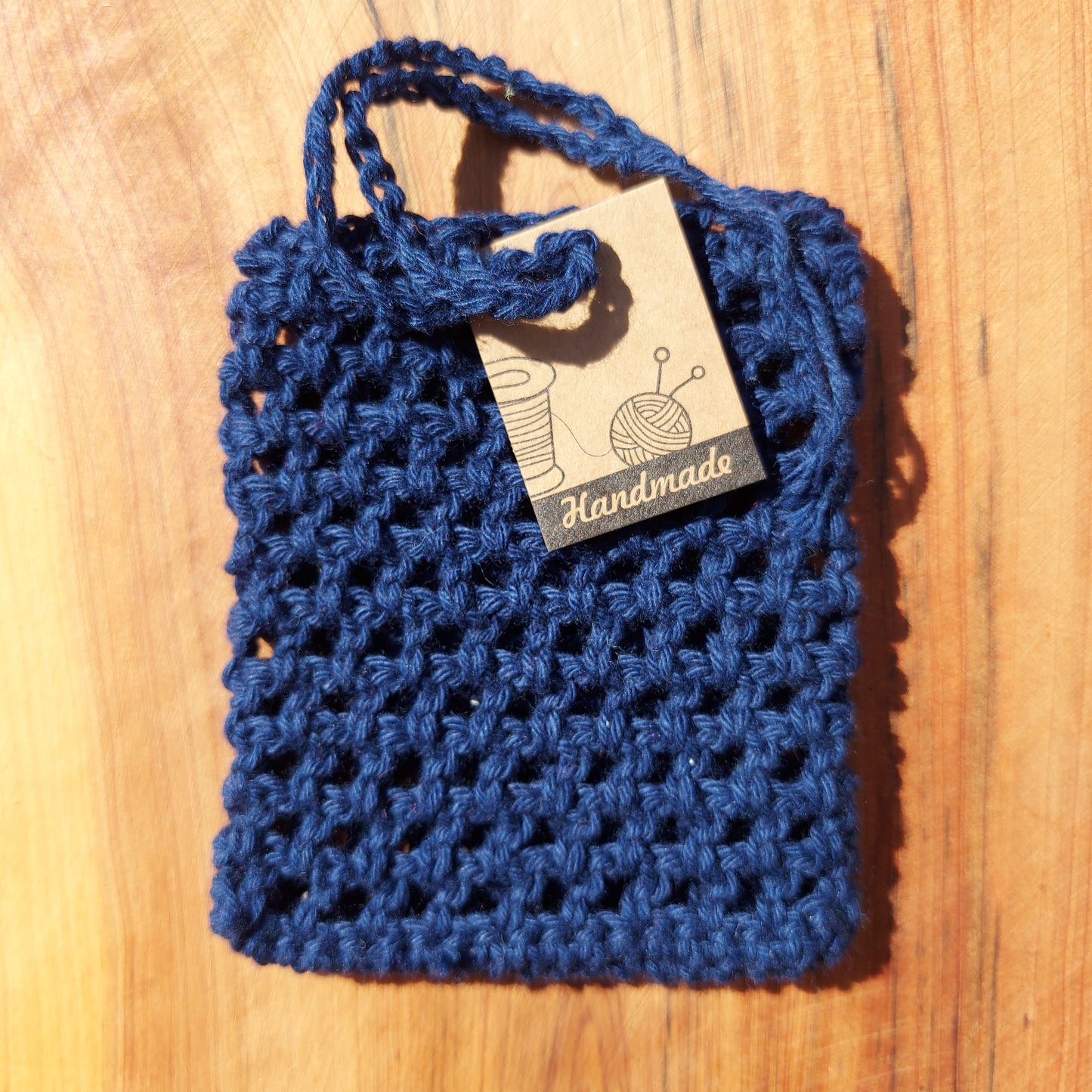 Le secret de nos grande-mères: ne jamais gaspiller! Ce sac ou pochette à savon solide vous aide à économiser, à suspender dans la douche, c'est un porte savon en coton bio, coloris bleu fonçé, fait main et local par ILELI savons