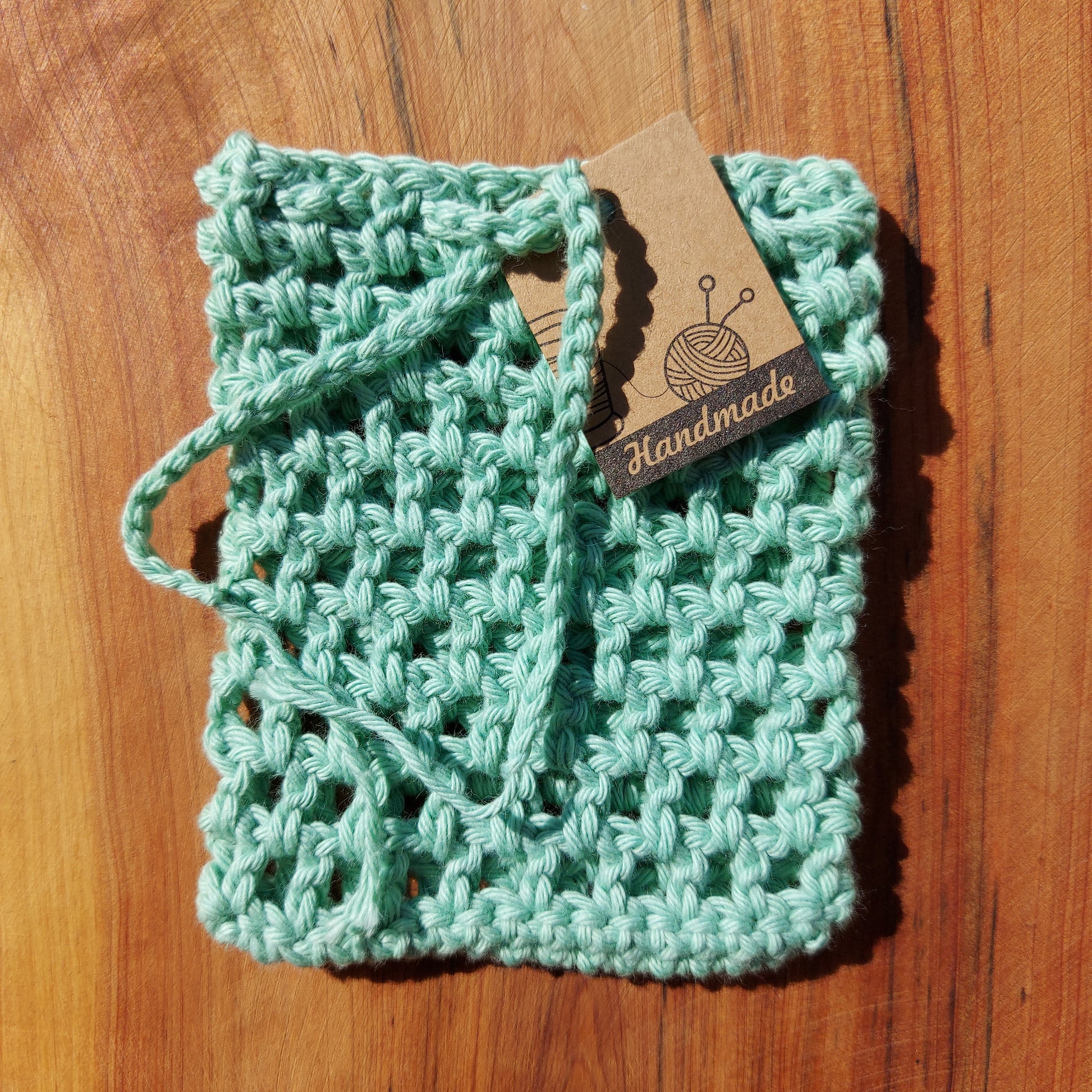 Pochette à savon faite à la main, au crochet. Conserve le savon au sec et aide à faire de la mousse, idéal pour les restes de savon. Coton bio, style grand-mère, sans plastique, coloris menthe, ILELI savons