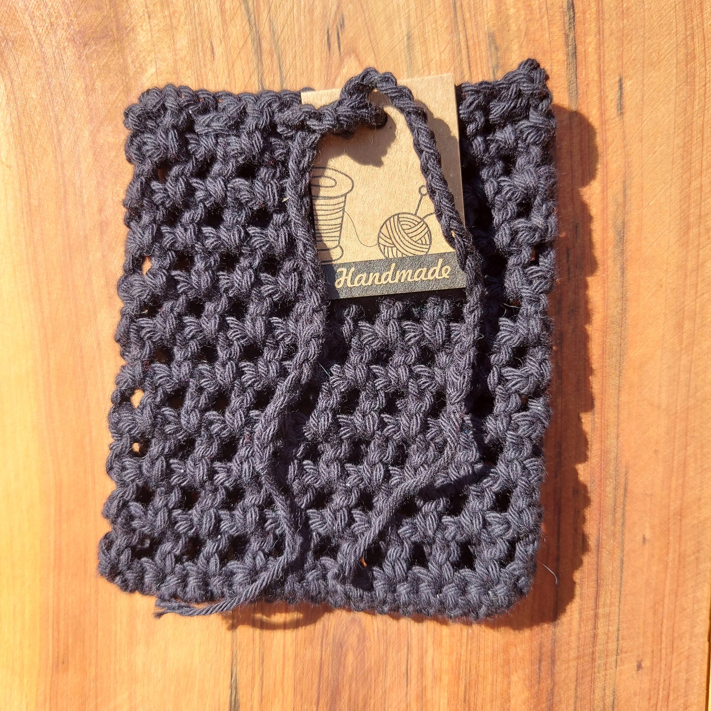 Pochette à savon faite à la main, au crochet. Conserve le savon au sec, idéal pour les restes de savon. Coton bio, style grand-mère, sans plastique, fabriqué en France, coloris noir, salle de bain zero dechet, sac à savon en maille, soap saver bag, soap pouch, porte-savon en maille