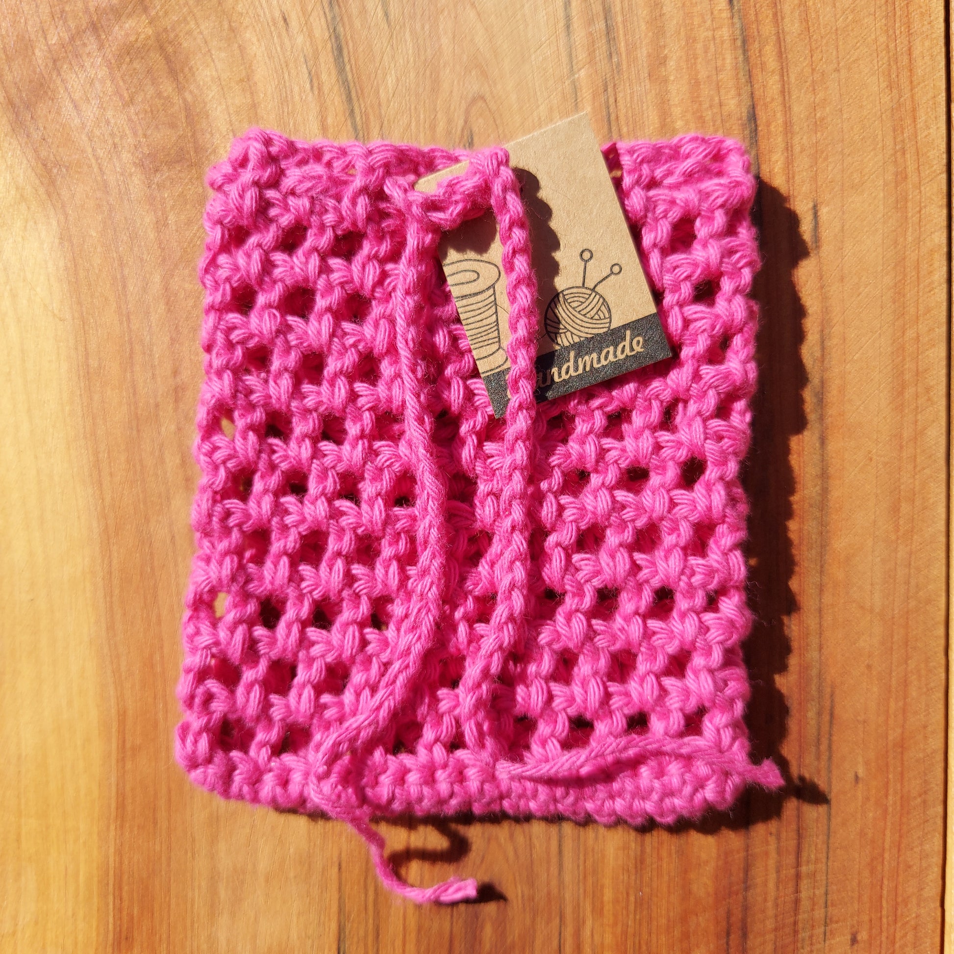 Un peu de coleur pour votre salle de bain avec notre sac à savon en coton bio, crocheté à la main en France, économise le savon et les restes de savon solide, coloris rose vif ILELI savons