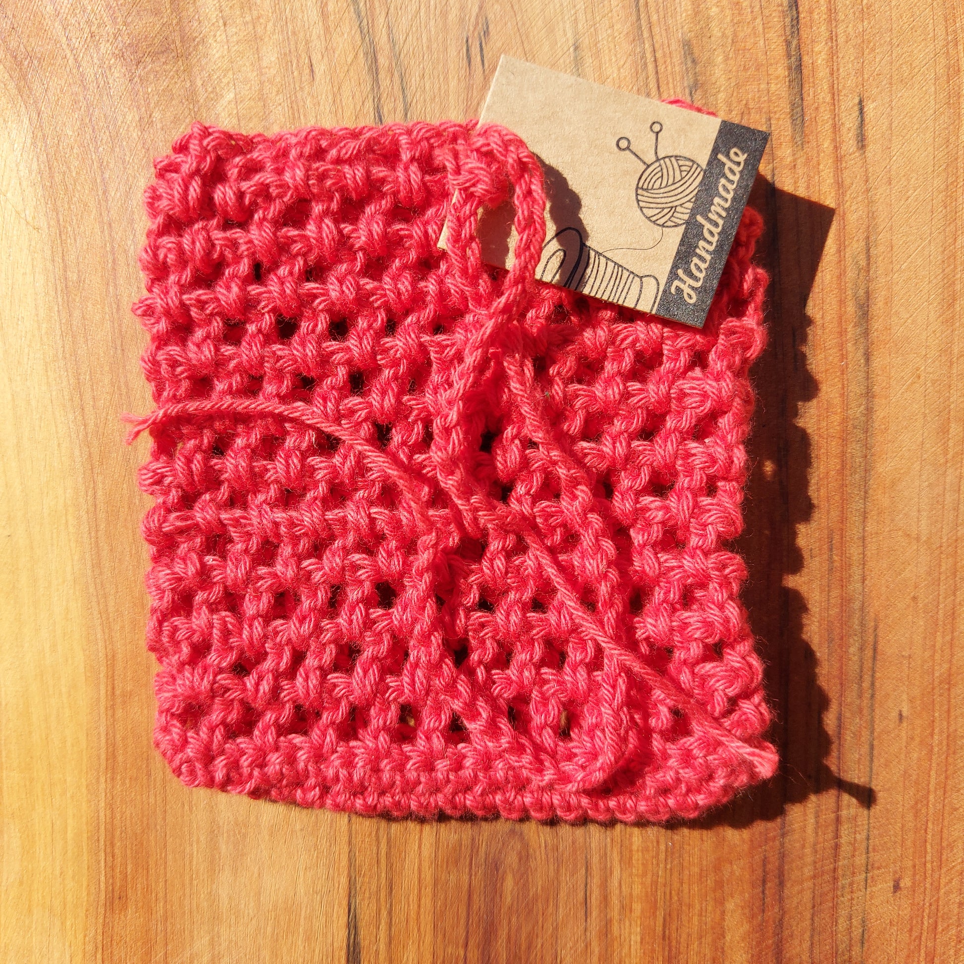 Sac à savon, pour shampoing solide et le reste de savon, coloris rouge, en coton bio, crocheté main, produit local, ILELI savons