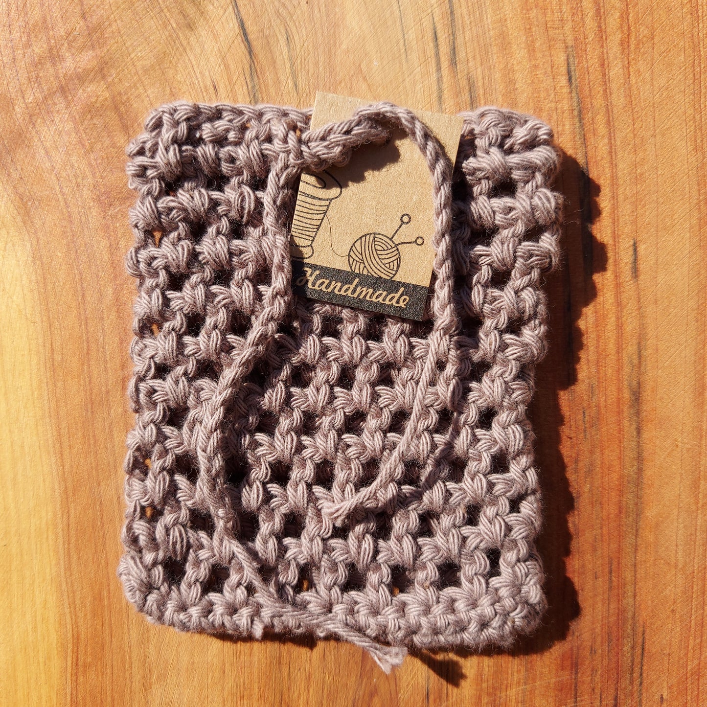 Sac à savon solide ou shampoing solide, pour suspendre dans la douche, Pochette à savon faite à la main, au crochet. Conserve le savon au sec, idéal pour les restes de savon. Coton bio, style grand-mère, sans plastique, coloris taupe, salle de bain zero dechet, 