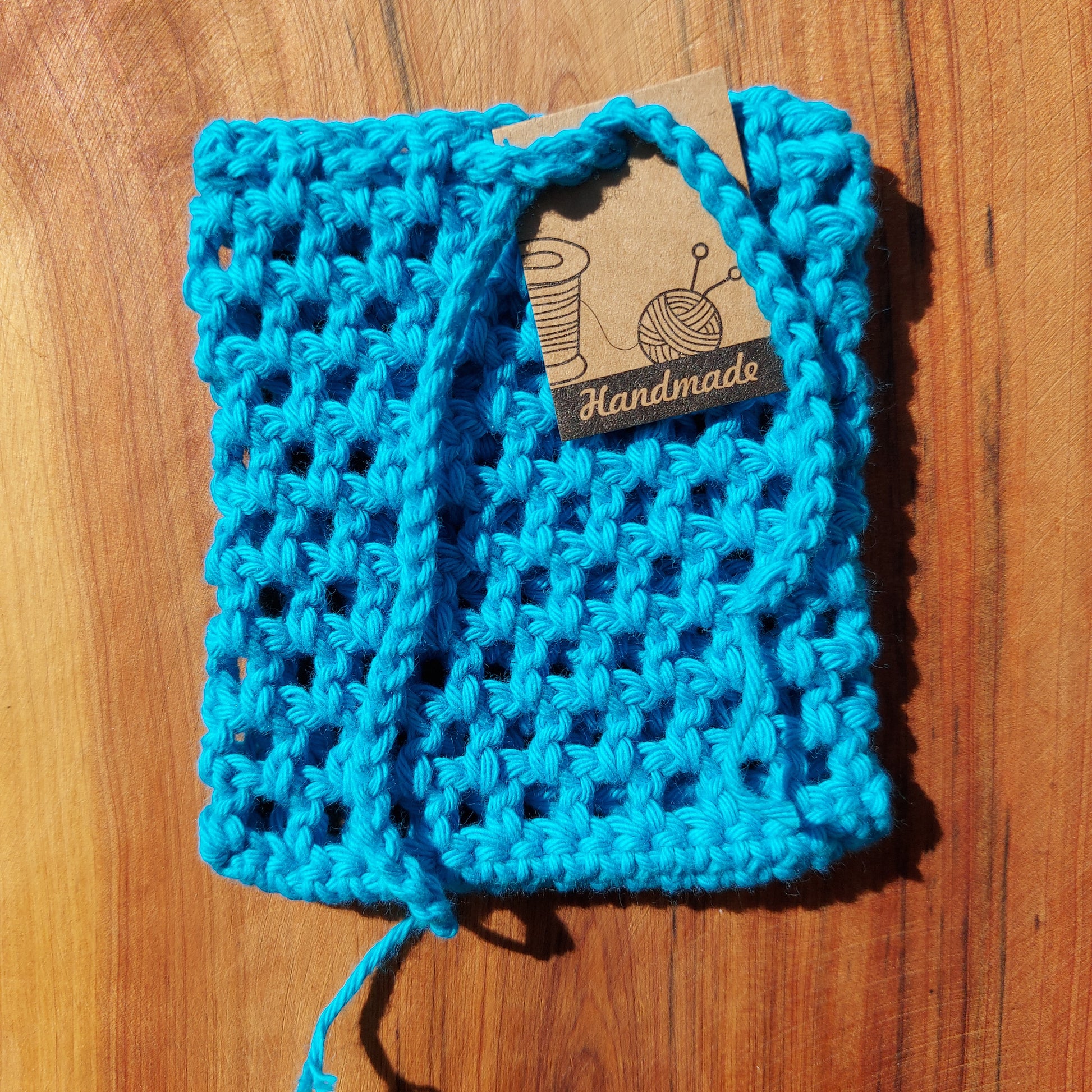 Pochette à savon faite à la main, au crochet. Conserve le savon au sec, idéal pour les restes de savon. Coton bio, style grand-mère, sans plastique, fabriqué en France, coloris turquoise, salle de bain zero dechet, sac à savon en maille, soap saver bag, soap pouch, porte-savon en maille