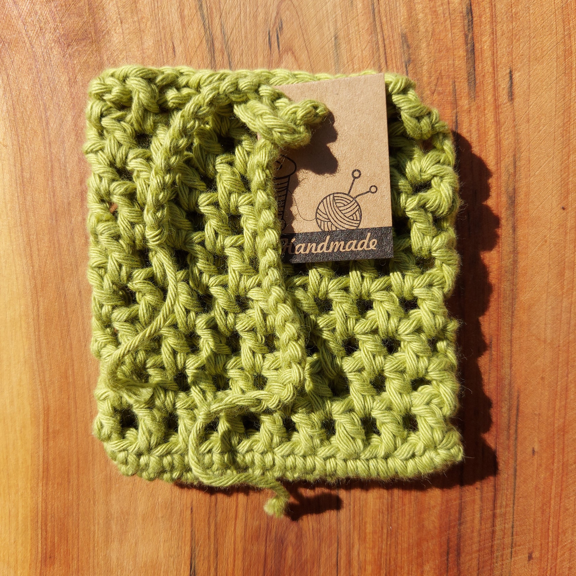 Sac à Savon en coton bio, fait main en France, coloris vert olive, tout doux pour salle de bain zero dechet, zero dechet lifestyle, artisanat francais, fait main, crochet, handmade