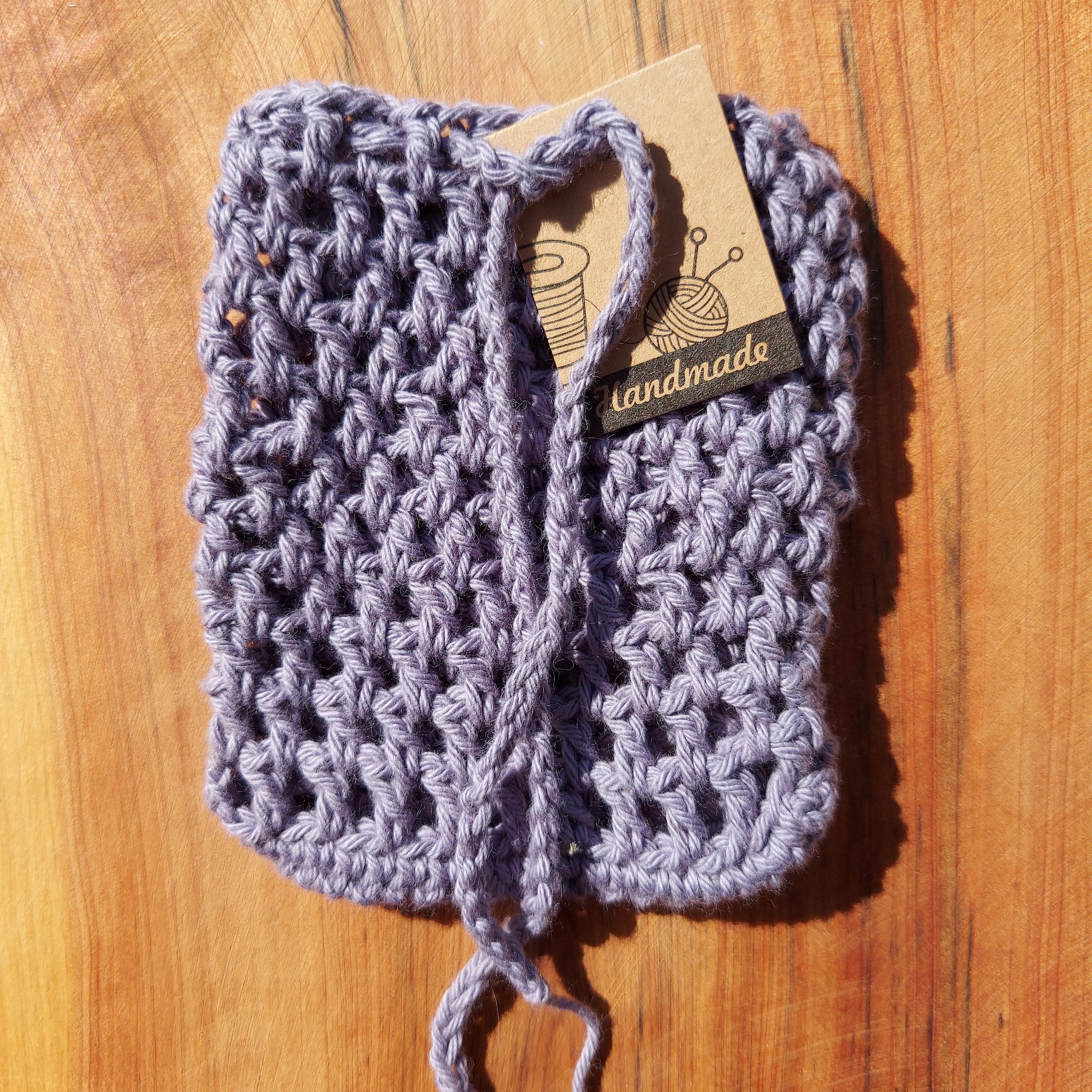 Pour votre salle de bain zéro déchets, l'essentielle en coton bio, fait main local, ce sac à savon pour faire mousser le shampoing solide sans gaspiller, coloris violet gris, artisanat français, ILELI savons