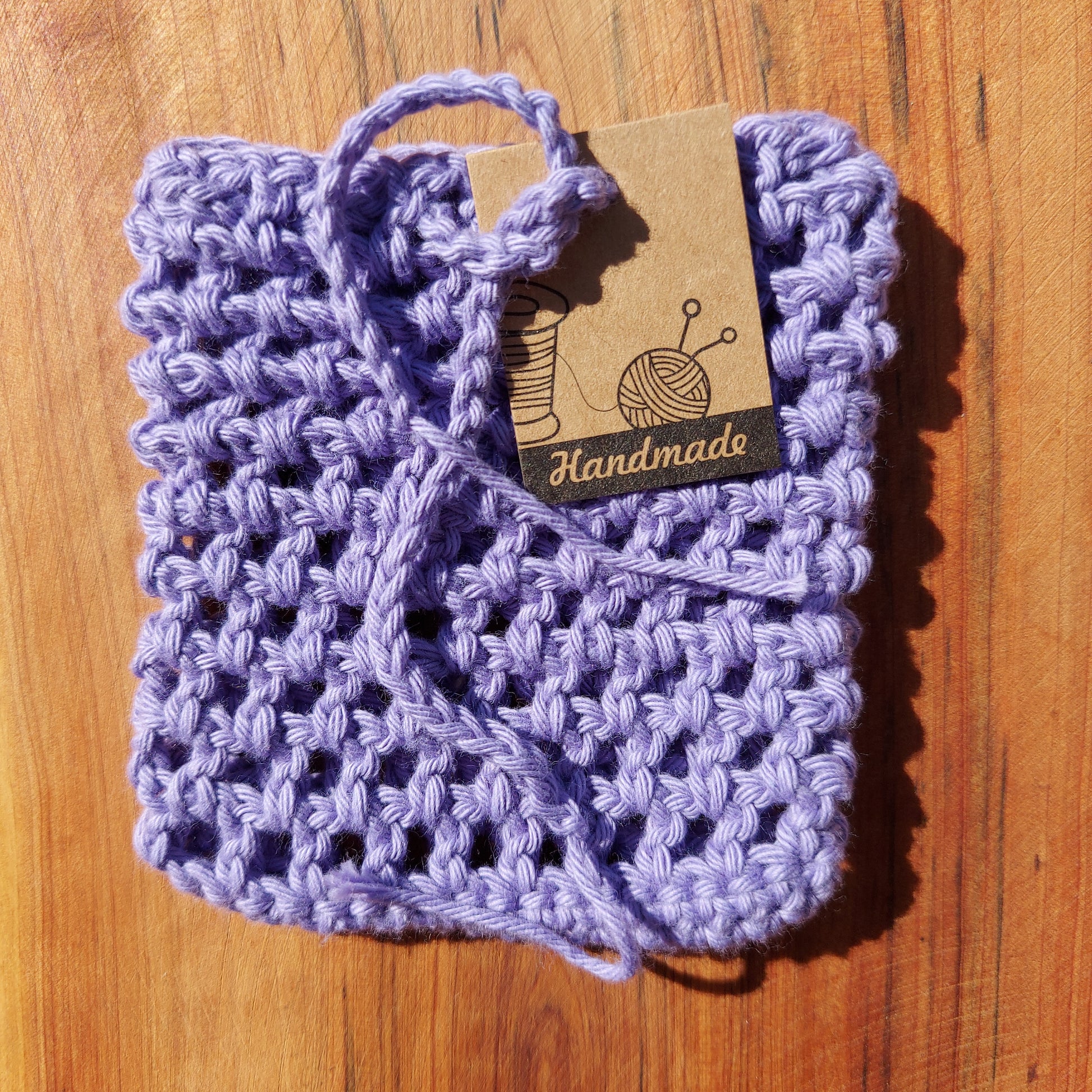 Handmade soap saver bag, Artisanat francais, Pochette à savon faite à la main, au crochet. Conserve le savon au sec, idéal pour les restes de savon. Coton bio, style grand-mère, sans plastique, fabriqué en France, coloris violet clair, salle de bain zero dechet, sac à savon en maille, soap saver bag, soap pouch, porte-savon en maille