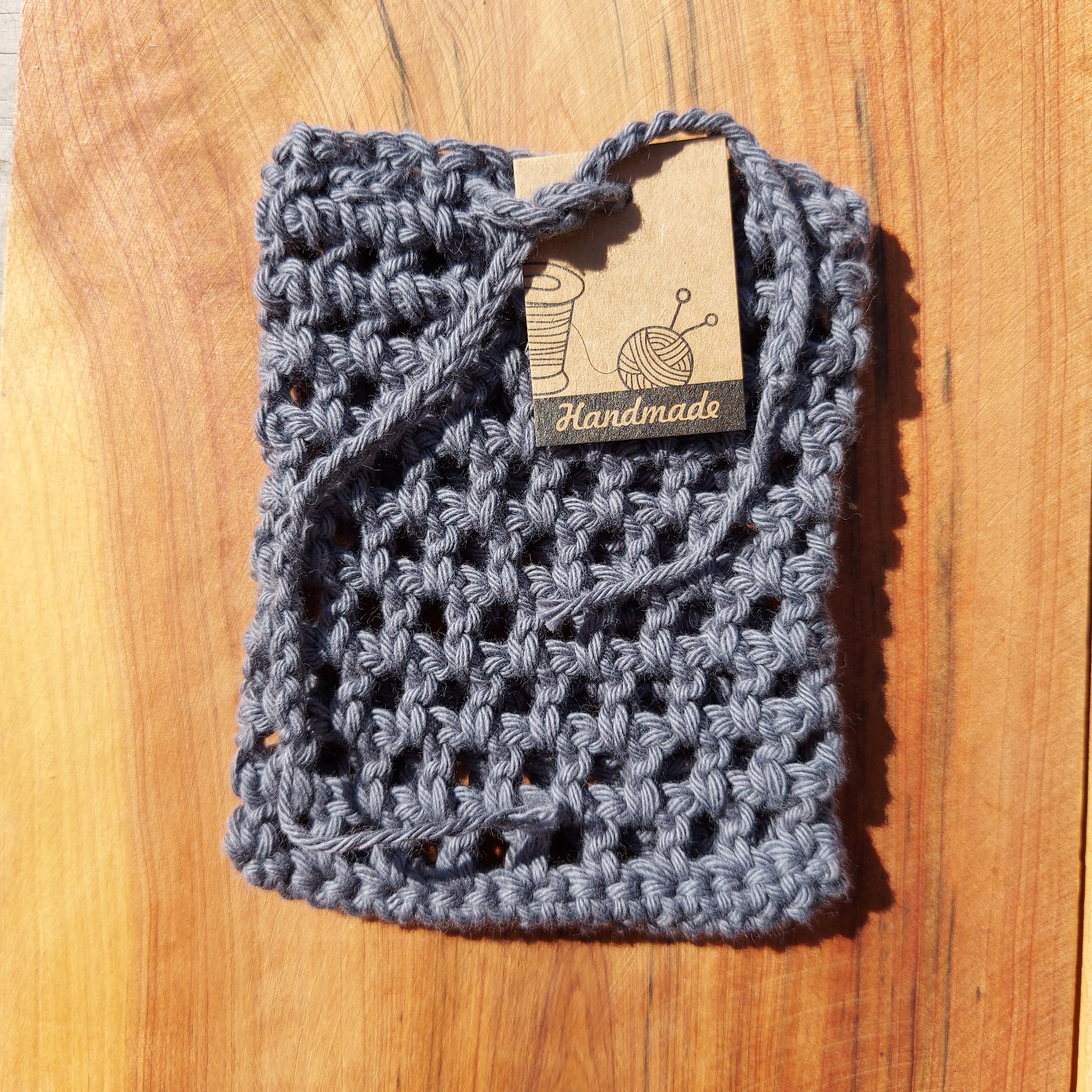 Soap saver bag, Handmade in France, Soap pouch, Pochette à savon faite à la main, au crochet. Conserve le savon au sec, idéal pour les restes de savon. Coton bio, style grand-mère, sans plastique, fabriqué en France, coloris gris, salle de bain zero dechet, sac à savon en maille, soap saver bag, soap pouch, porte-savon en maille