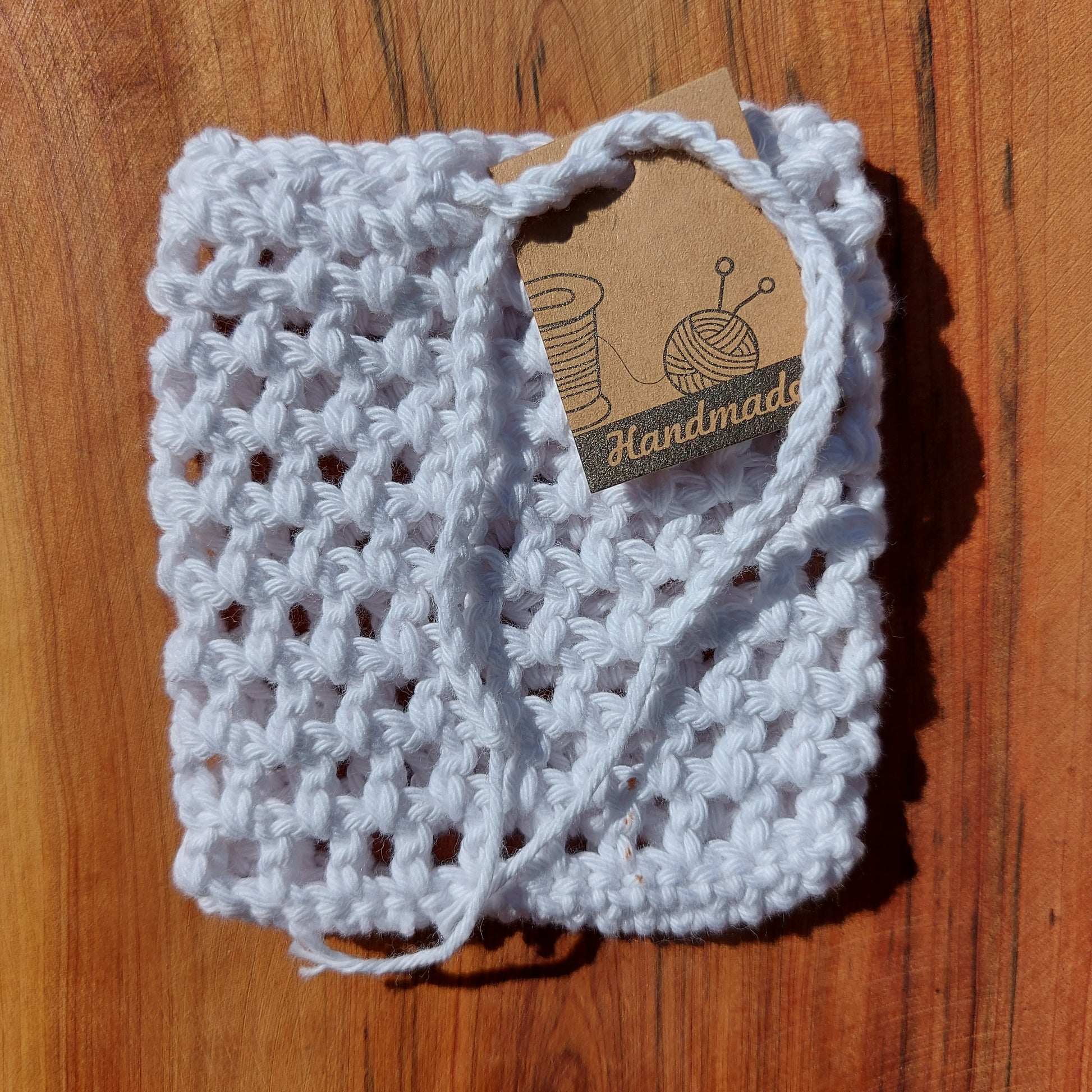 Pochette à savon faite à la main, au crochet. Conserve le savon au sec, idéal pour les restes de savon. Coton bio, style grand-mère, sans plastique, fabriqué en France, coloris blanc, salle de bain zero dechet, sac à savon, soap saver bag