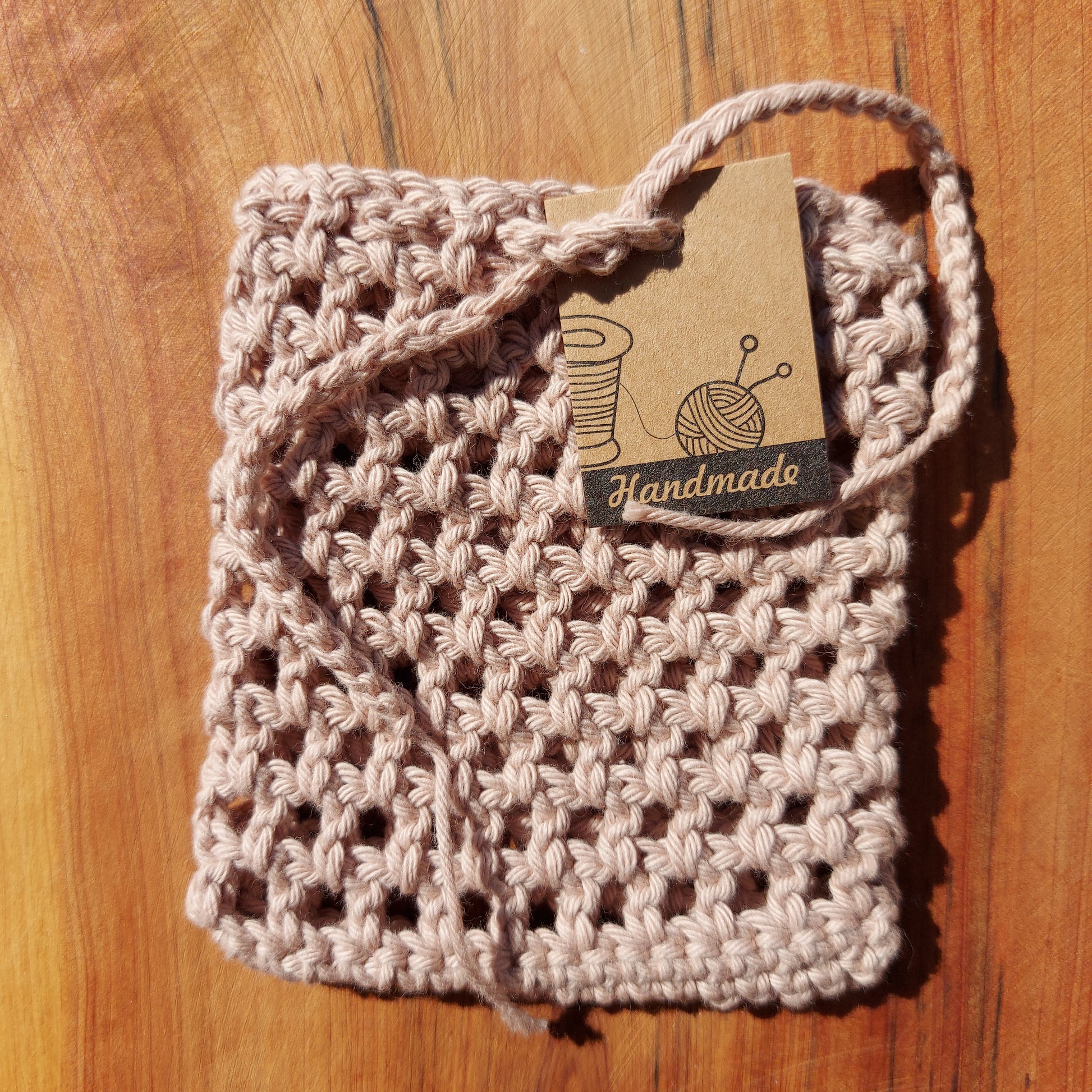 Pochette à savon faite à la main, au crochet. Conserve le savon au sec, idéal pour les restes de savon. Coton bio, style grand-mère, sans plastique, fabriqué en France, coloris beige, salle de bain zero dechet, 