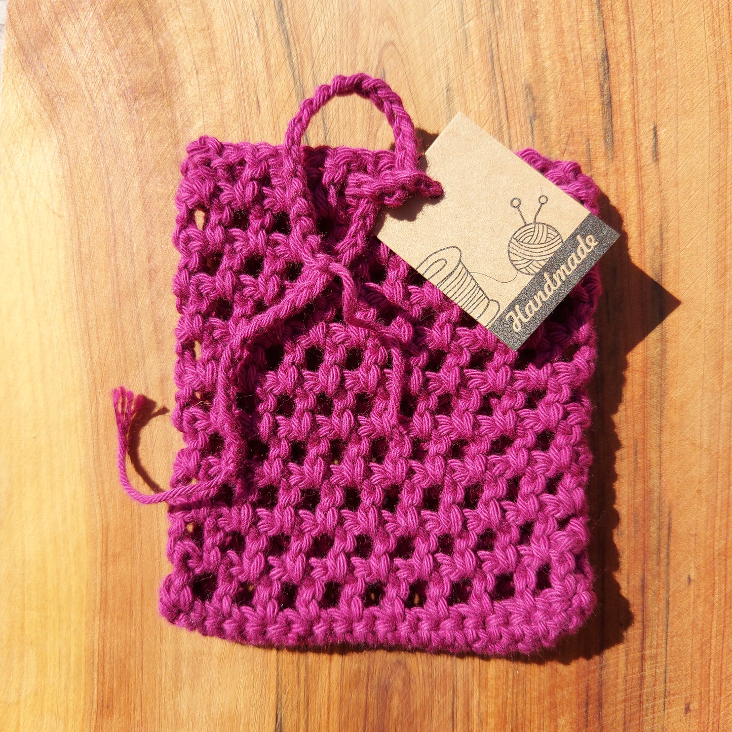 Pochette à savon faite à la main, au crochet. Conserve le savon au sec, idéal pour les restes de savon. Coton bio, style grand-mère, sans plastique, fabriqué en France, coloris framboise, salle de bain zero dechet, zero waste lifestyle, soap saver bag, soap pouch, jute bag, plastic free, maille